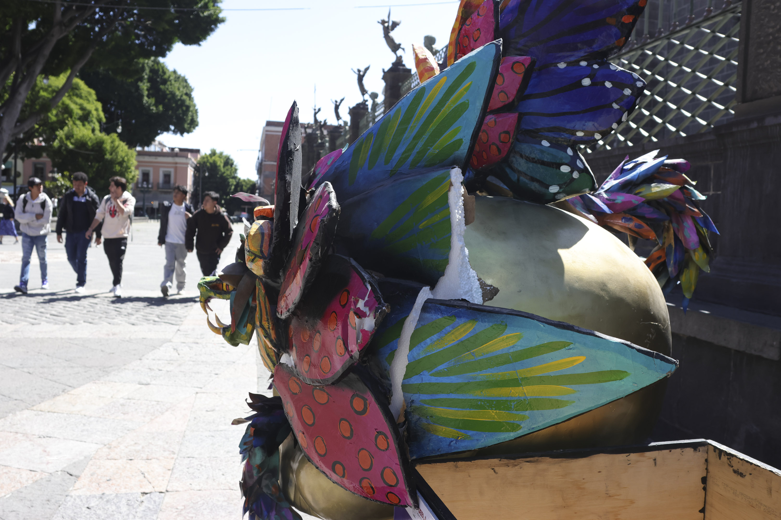 VIDEO Vientos causan daños en Calaveritas del zócalo de Puebla