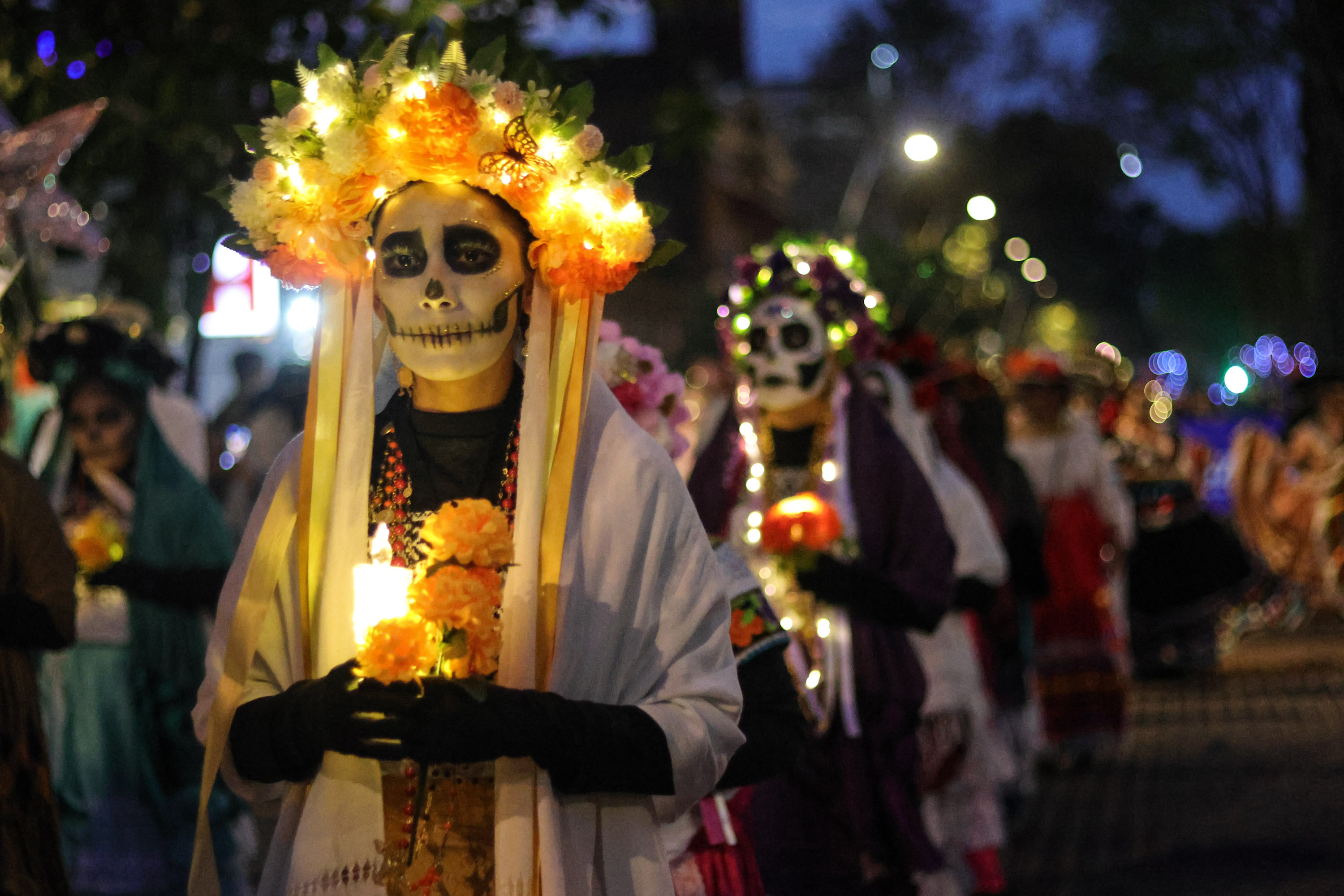 VIDEO Colorido el Desfile Entre Vivos y Muertos en Puebla
