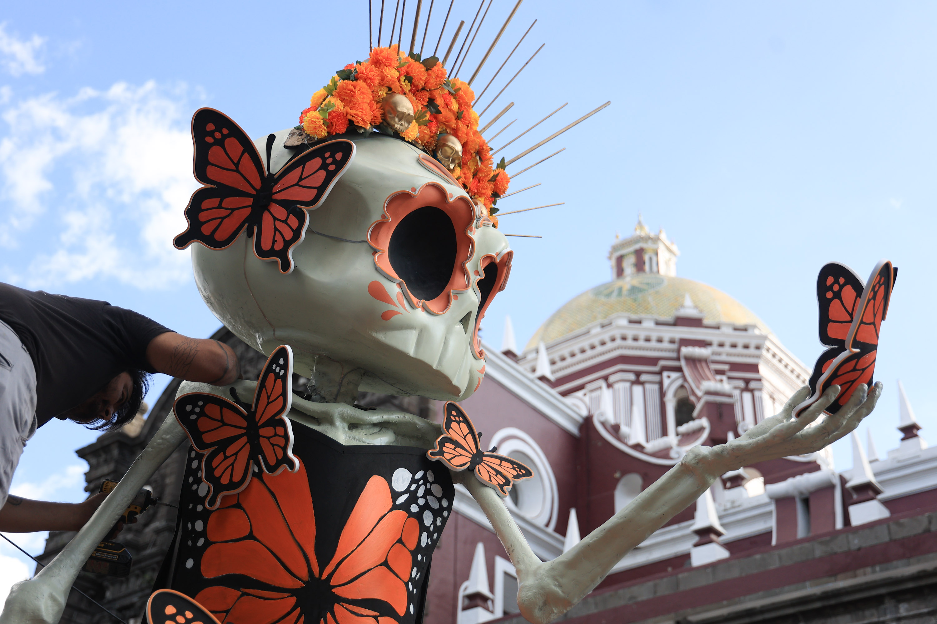 VIDEO Instalan Catrina monumental el Zócalo de Puebla