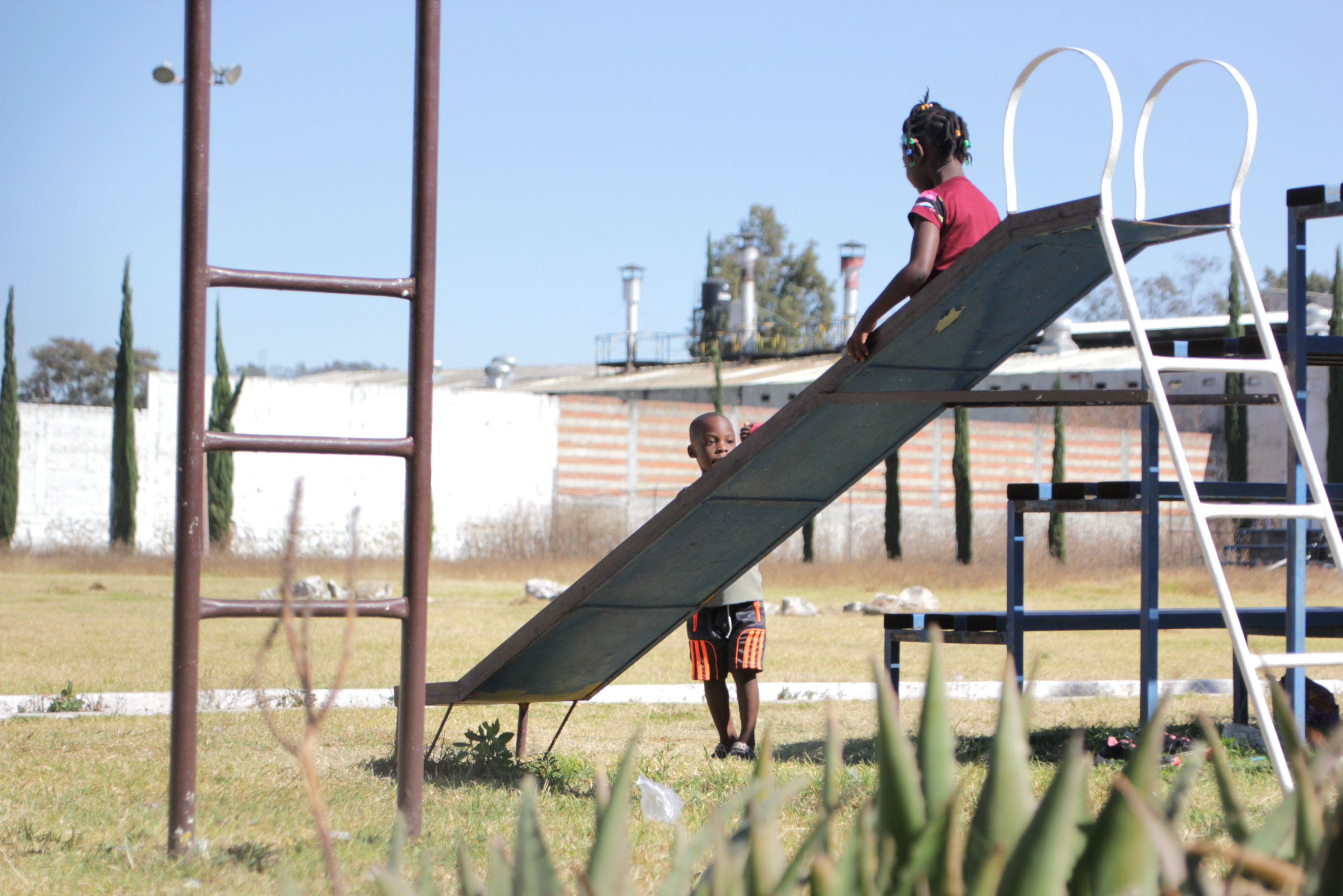 EU ofrece 2 mil 500 dólares a niños migrantes por autodeportarse 