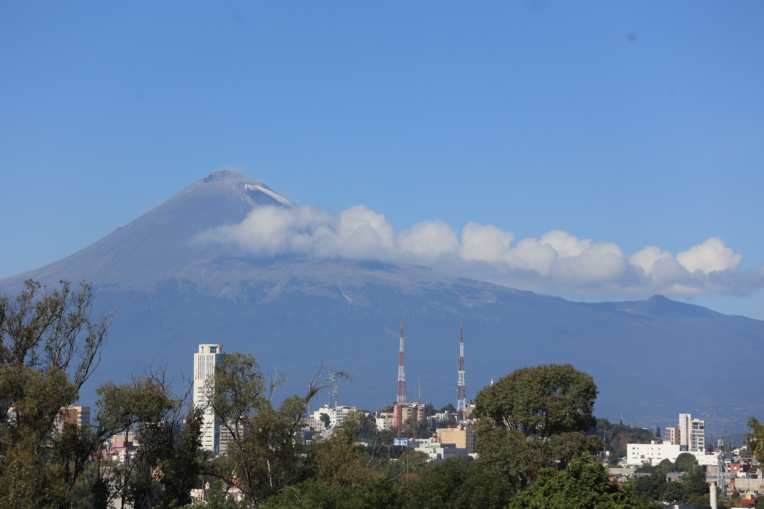 Volcán Popocatépetl se observa con ligeras emisiones de vapor de agua