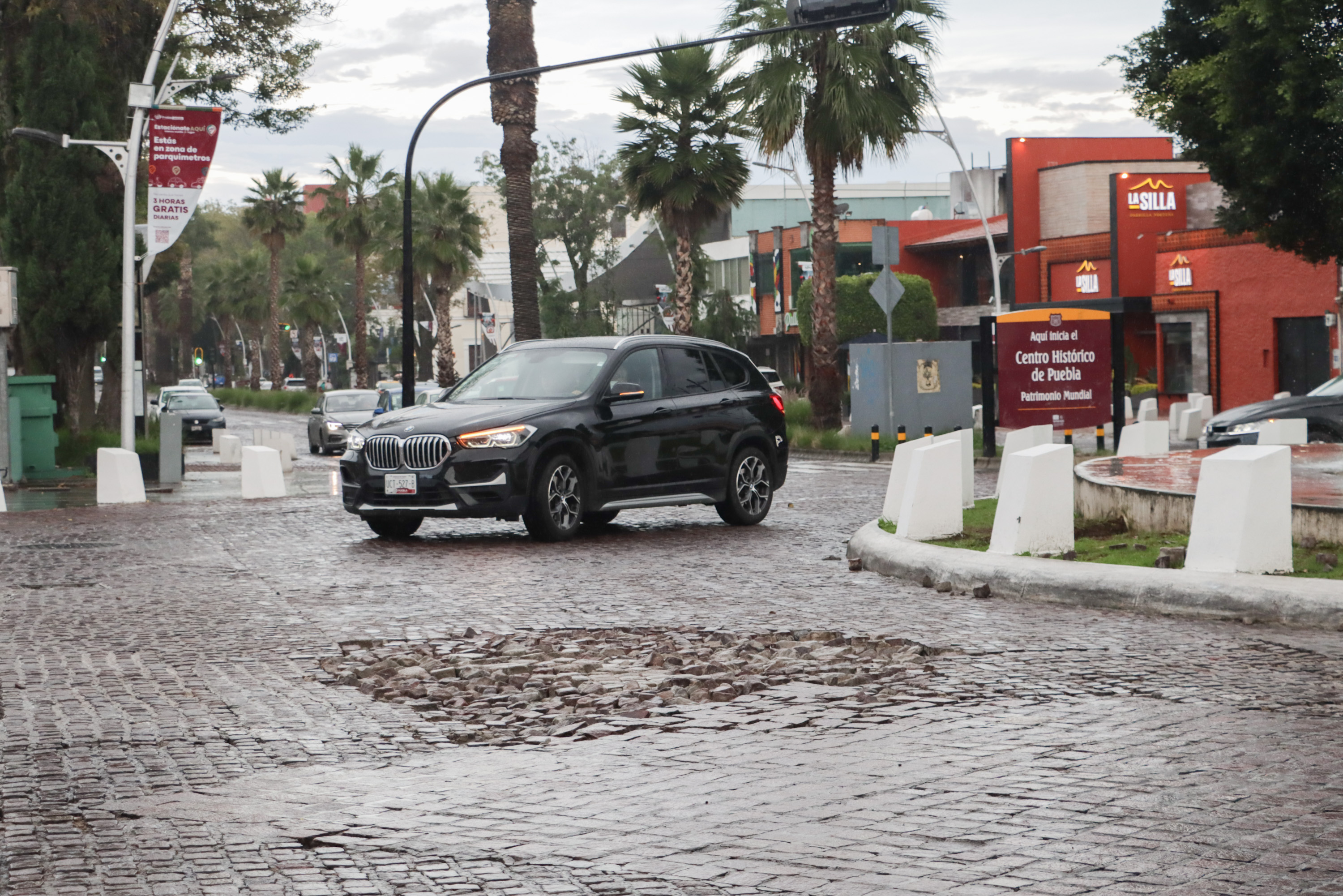 VIDEO Se desprende adoquín en la avenida Juárez y 19 Sur en Puebla