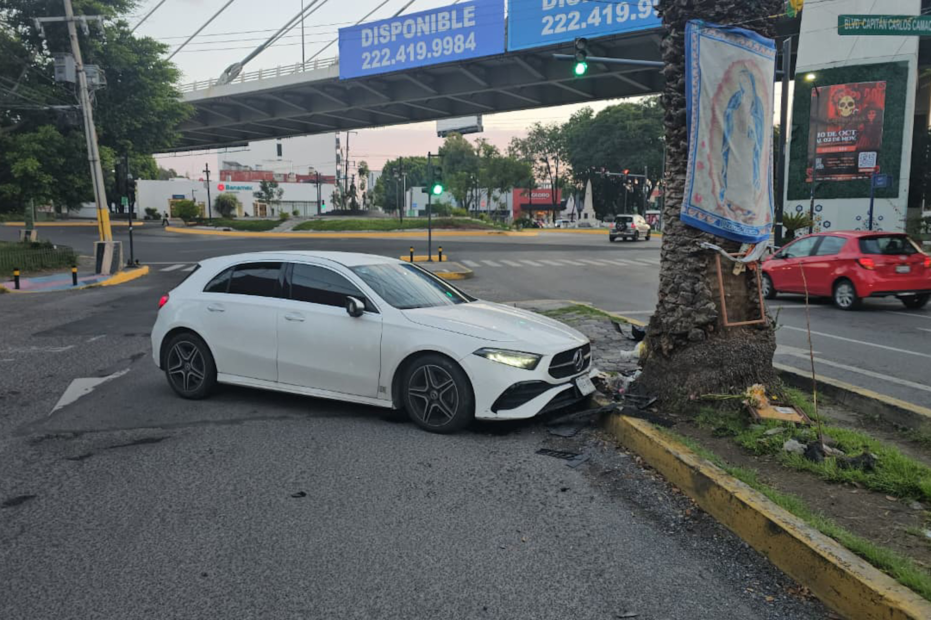 Abandonan Mercedes Benz en bulevar 5 de Mayo en la ciudad de Puebla.
