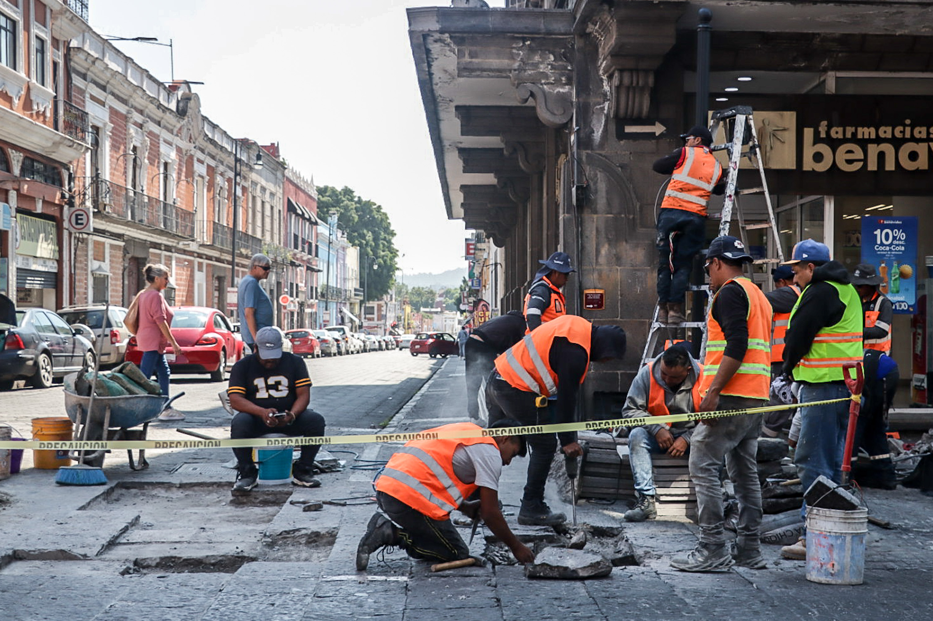 VIDEO Llevan a cabo cambio de lajas en la calle 2 Sur y 5 Oriente en Puebla