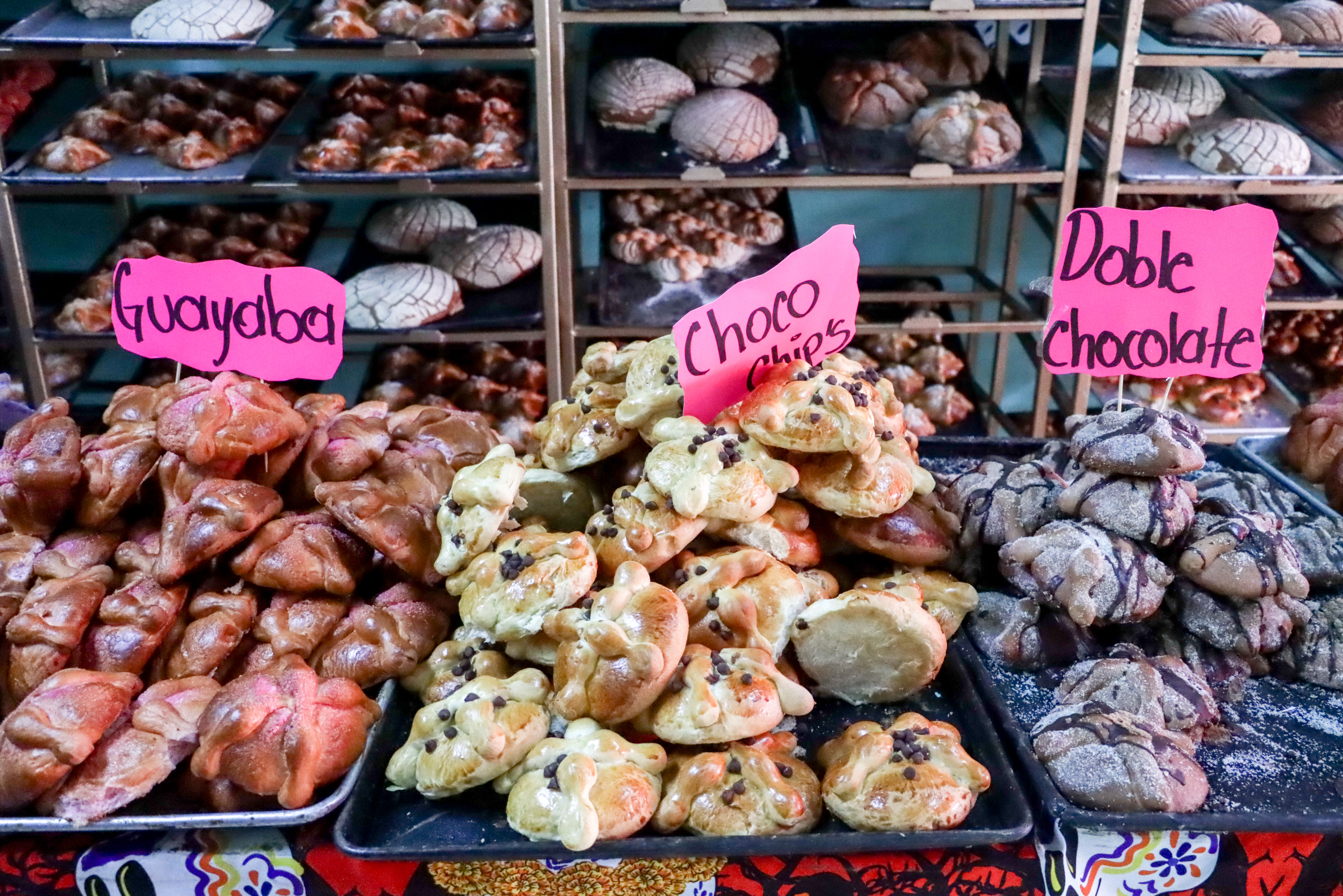 De diferentes colores y sabores, encuentras el pan de muerto en La Colonial, en Puebla
