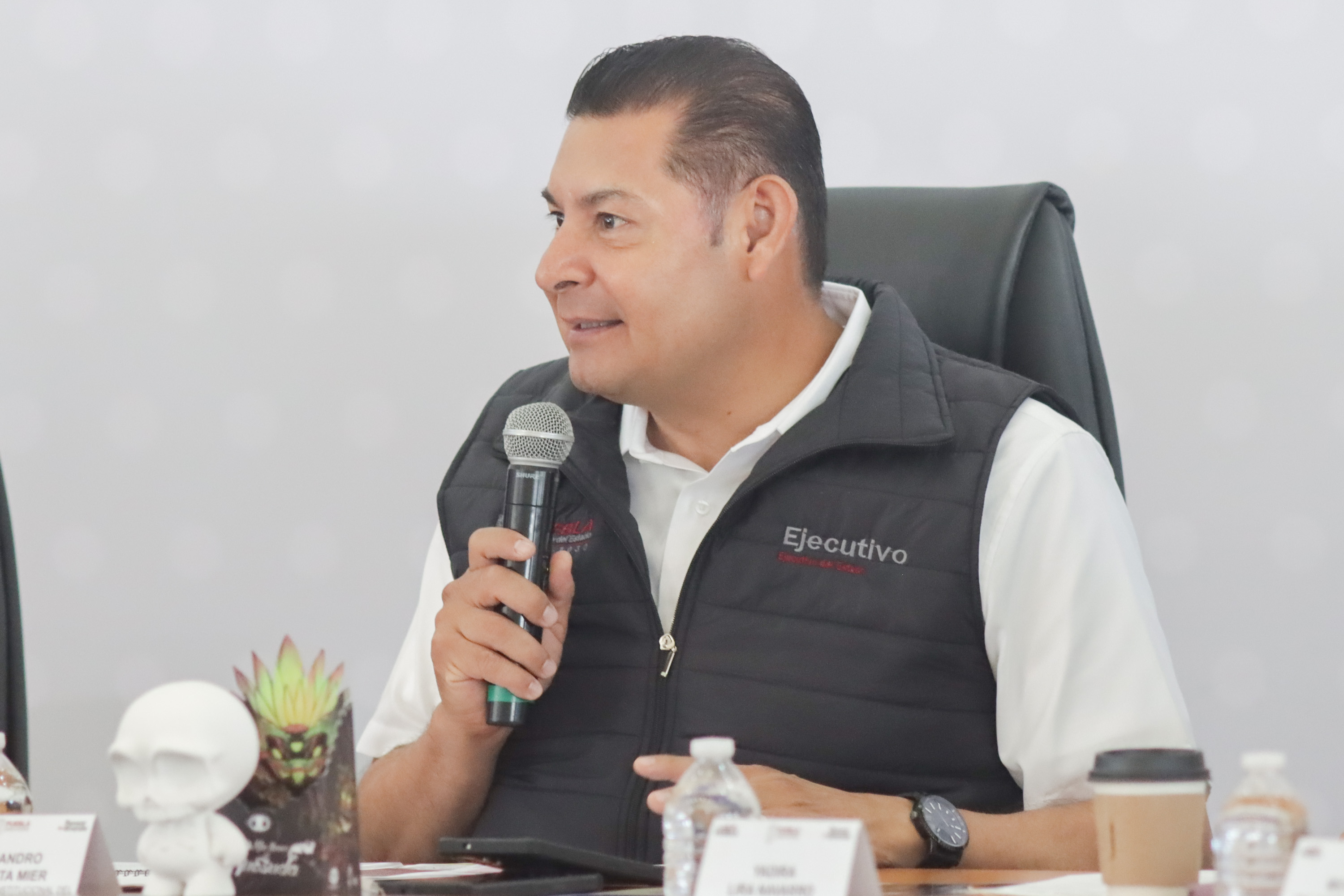 Alejandro Armenta invita a Calos Alazraki a ir a zonas afectadas por las lluvias, tras cuestionar la veracidad de los hechos 