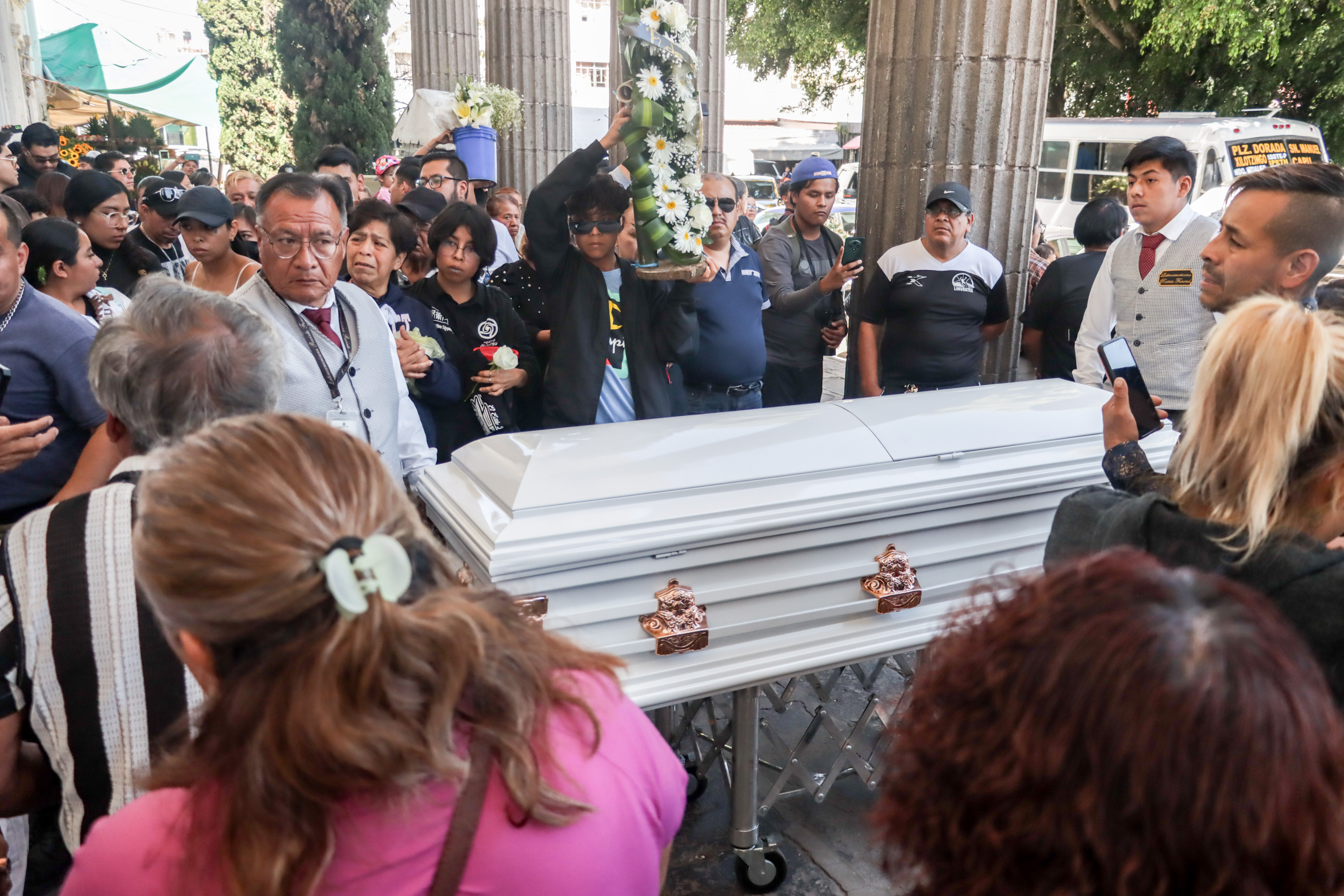 Entre fotos, flores y aplausos despiden a Medio Metro de Puebla 