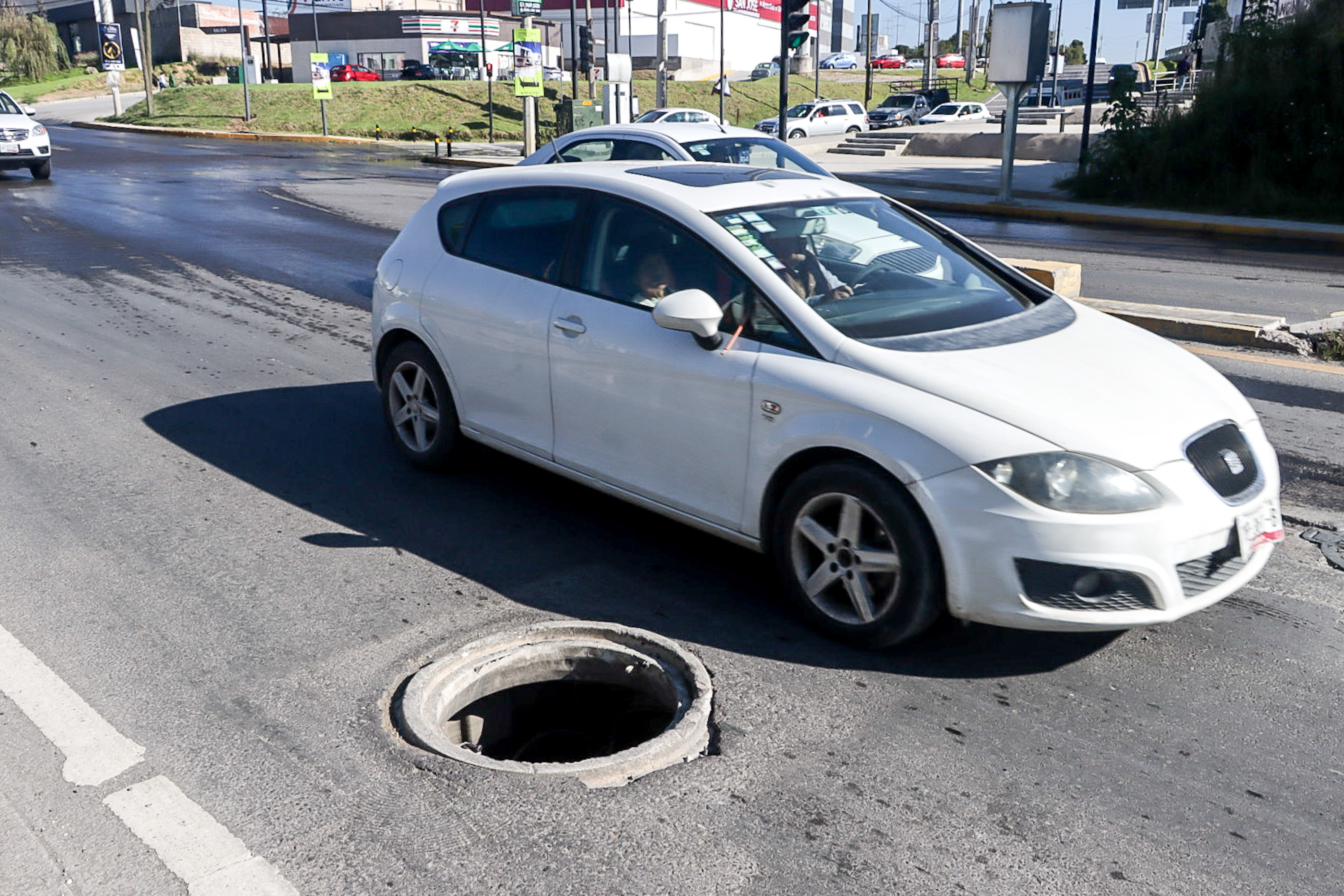 Peligro: registro sin tapa en la Avenida México-Puebla en Cuautlancingo