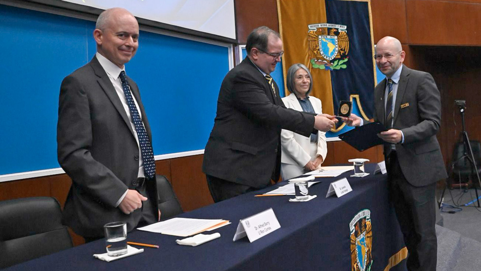 Juan Américo González Esparza, recibe Medalla Rafael Navarro González