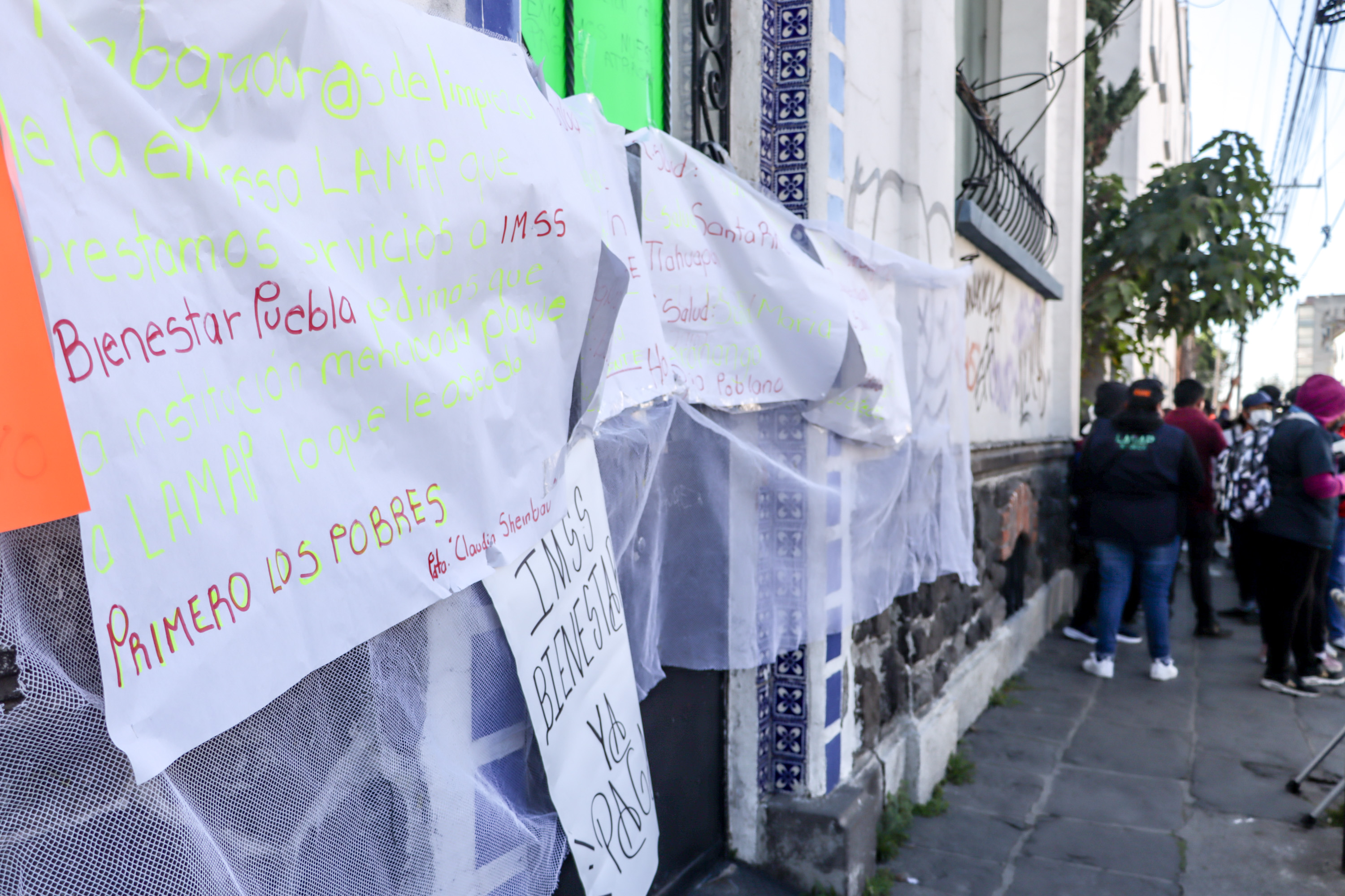 Se manifiesta personal de limpieza en hospitales y centros de salud de Puebla