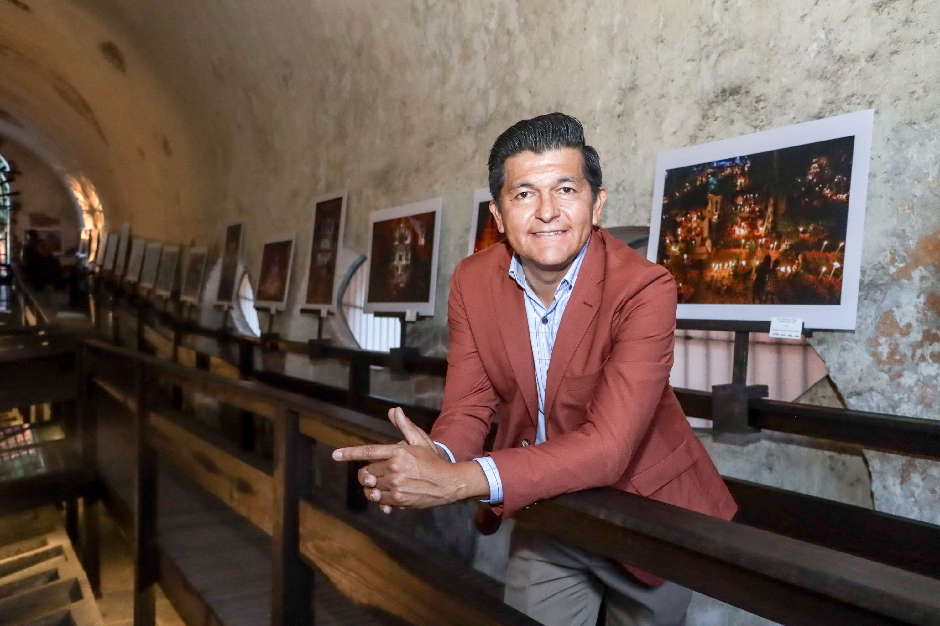 VIDEO Presentan exposición fotográfica Fiesta de Muertos: Tradición, Color y Vida