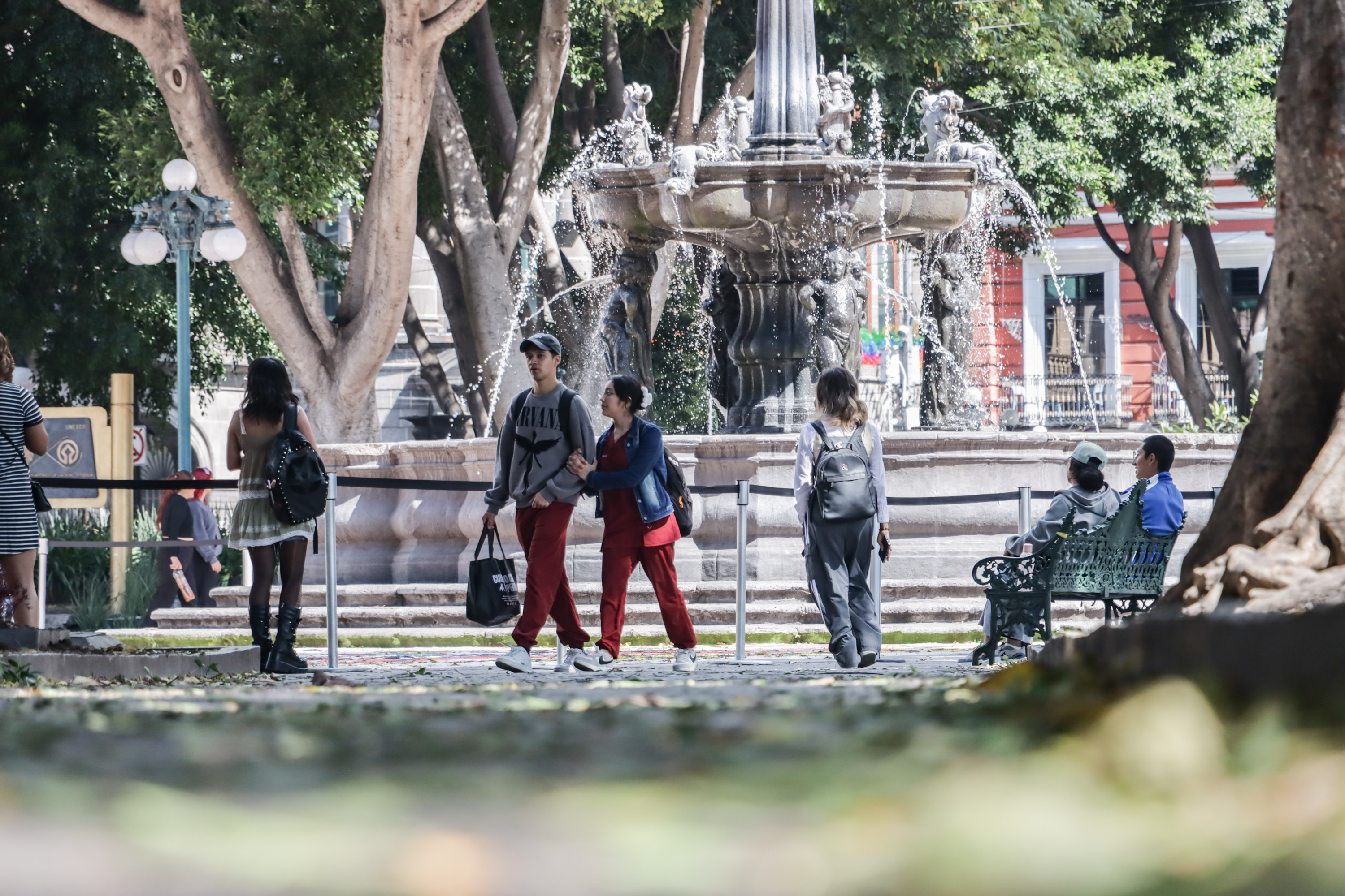 VIDEO Viento deja las calles poblanas llenas de hojas de los árboles