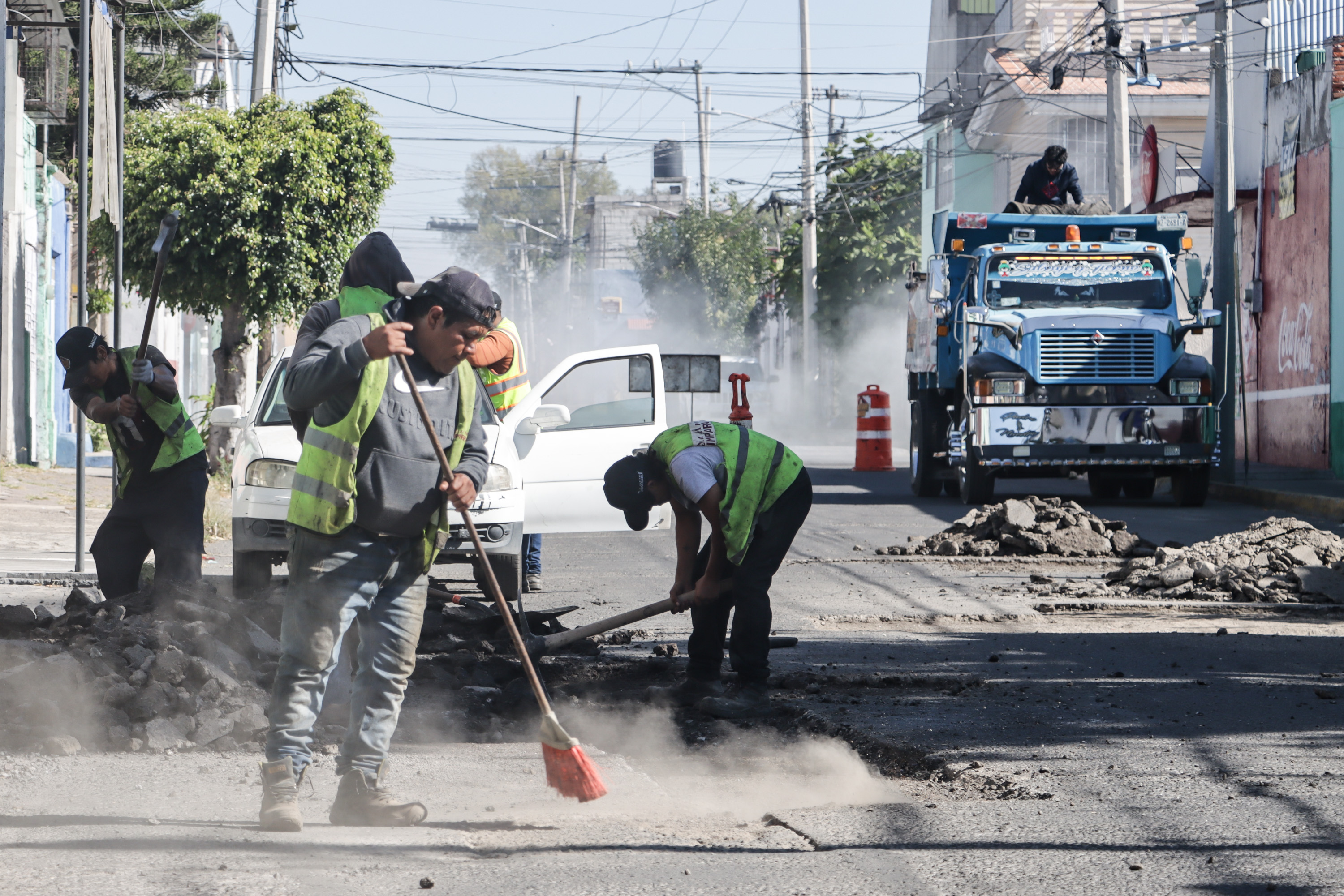 Realizan trabajos de bacheo en la calle 15 Norte en Puebla