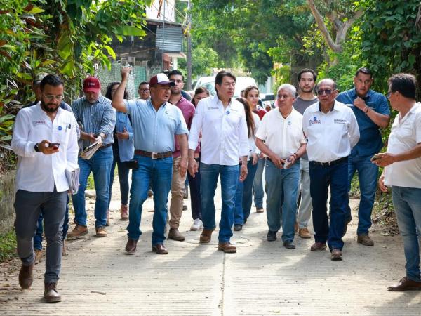 Visita Mario Delgado escuelas afectadas por las pasadas lluvias en Huauchinango