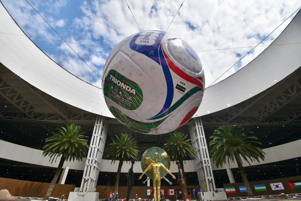 Inauguración del balón gigante del Mundial 2026 en el AICM