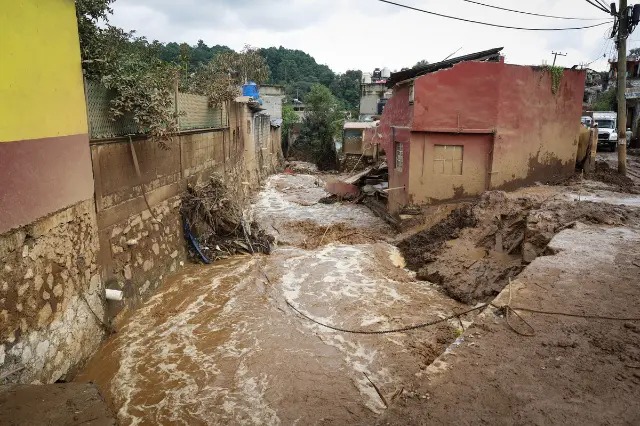Persisten cierres en 20 caminos de Puebla tras intensas lluvias