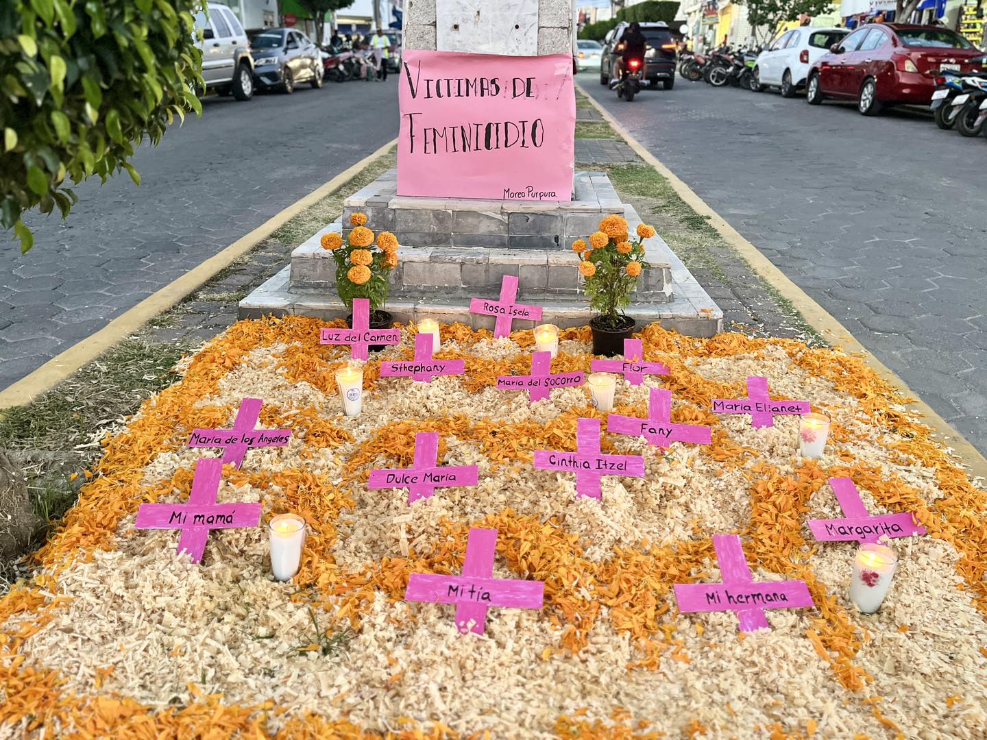 En Izúcar, Marea Purpura coloca ofrenda para víctimas de feminicidio