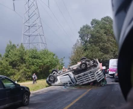 Volcadura de camioneta sobre la México-Tuxpan deja varios lesionados en Huauchinango 