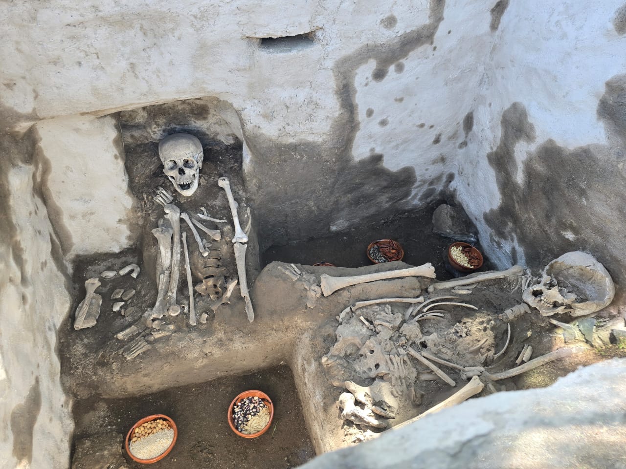 Con ofrenda de semillas, abre puertas Altar de Cráneos Esculpidos en Cholula