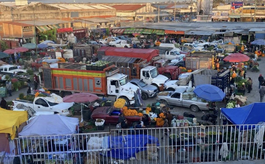 Alta afluencia en Mercado de Las Flores previo al Día de Muertos 