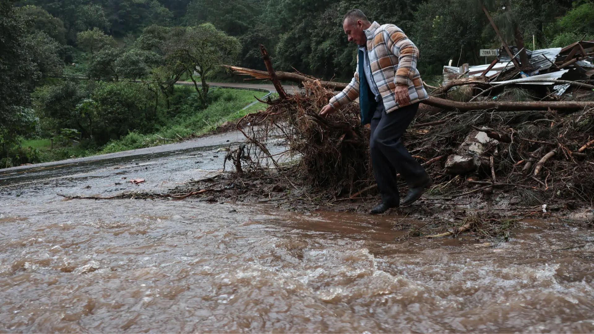 Tras lluvias e inundaciones en Puebla, aún hay 7 comunidades incomunicadas 