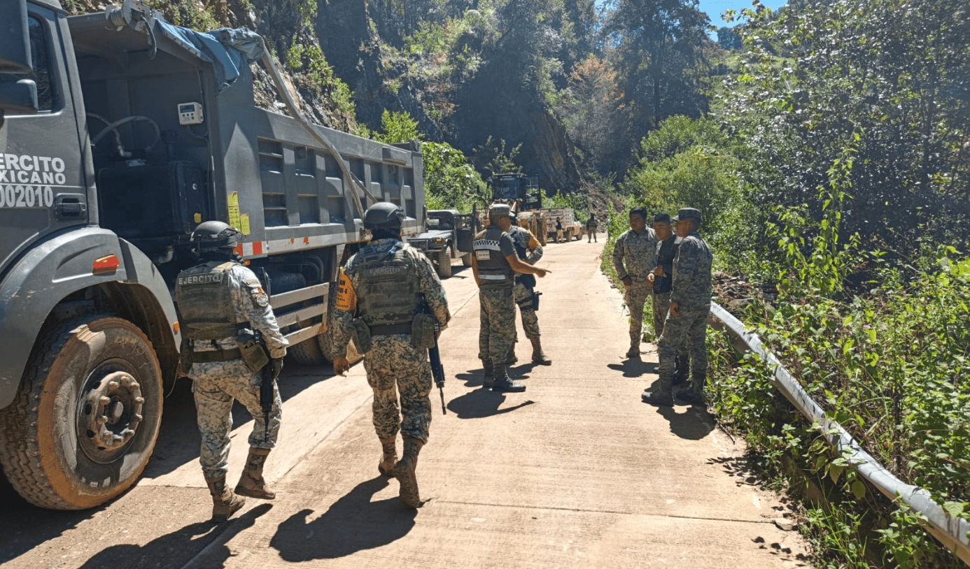 Ejército Mexicano despliega maquinaria para rehabilitar caminos tras lluvias