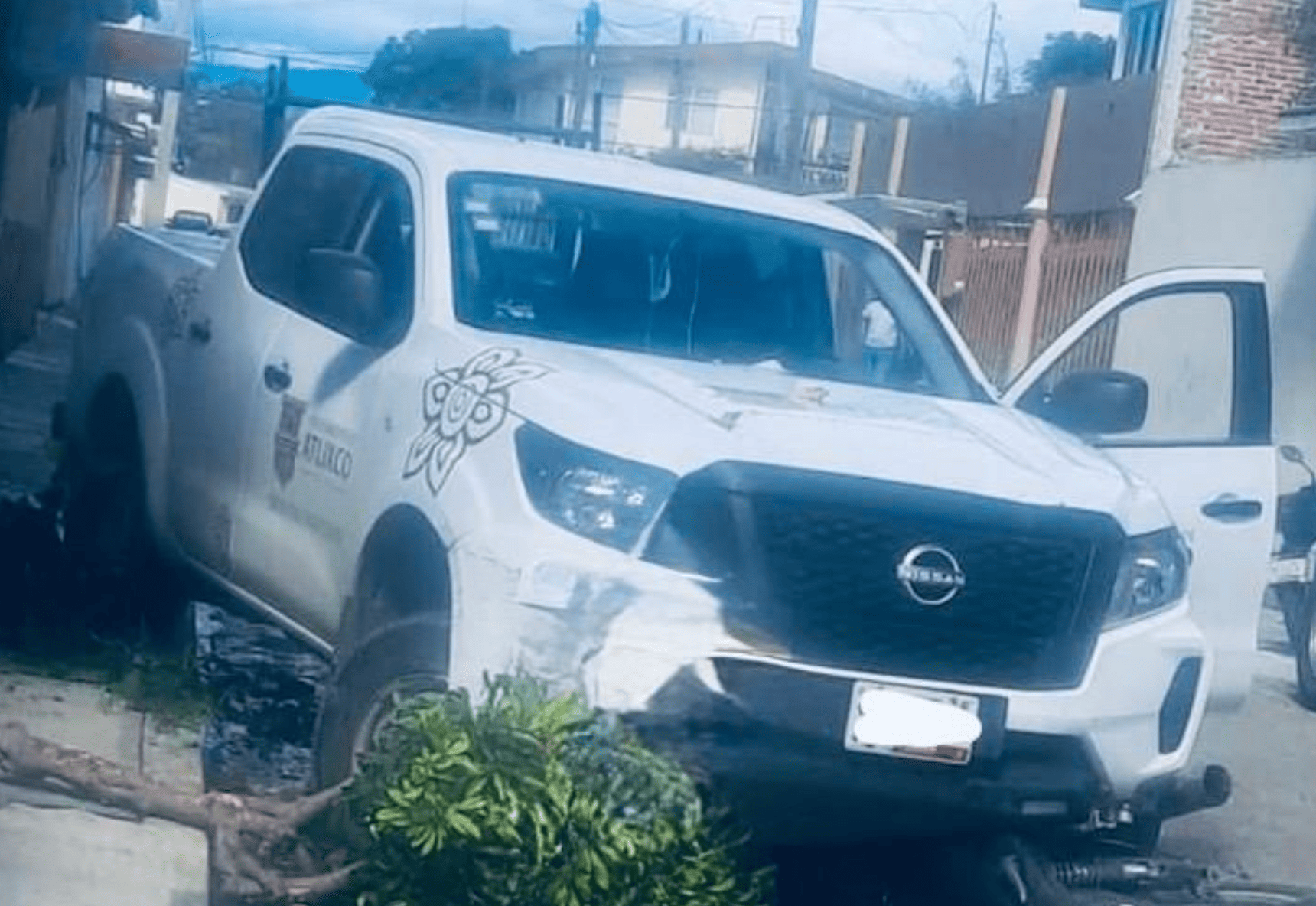 Trabajador municipal sufre desmayo y causa accidente en Atlixco
