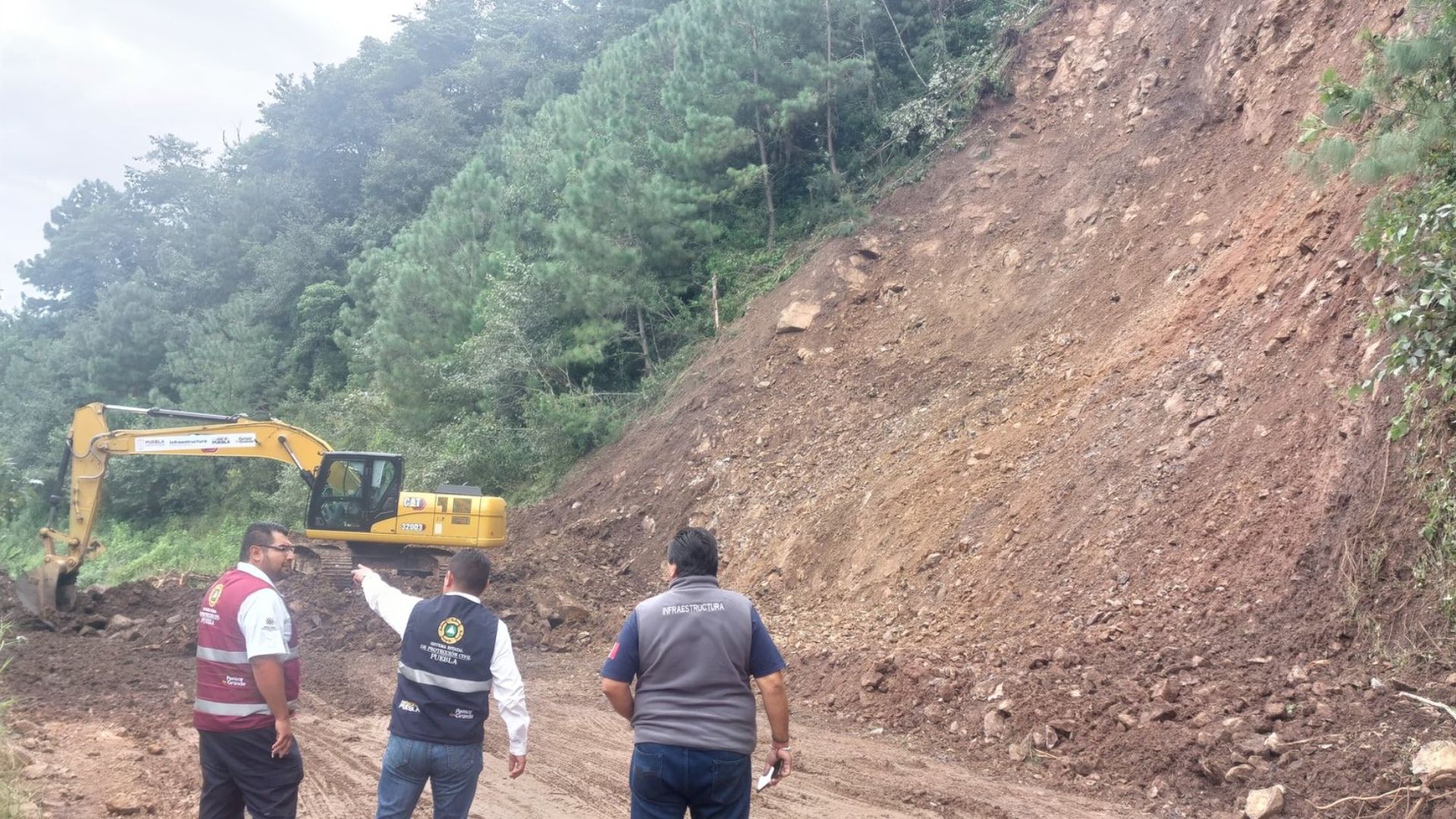 Pese a deslizamientos en la Xicotepec-Naupan, se ha logrado reestablecer el paso 