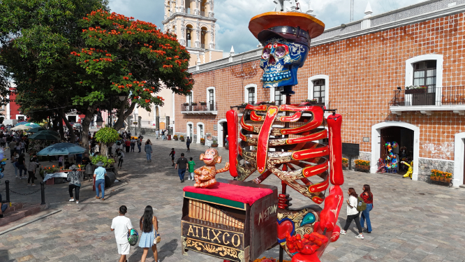 Catrina del organillero: tributo a la música y la tradición en el valle de catrinas en Atlixco