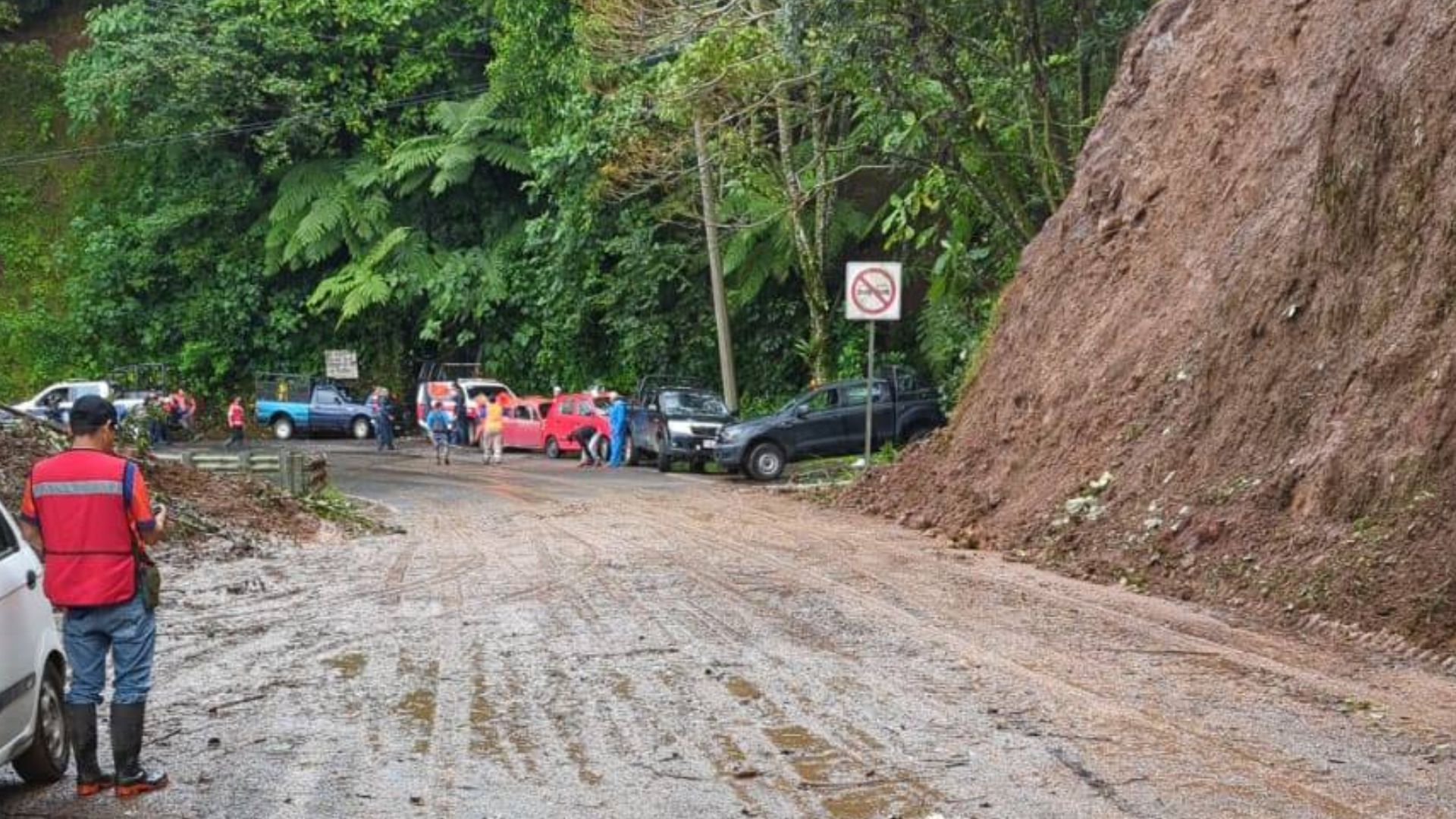 Deslaves y caídas de rocas afectan carreteras en Ahucatlán, Tepango, Zapotitlán e Ixtetepec 