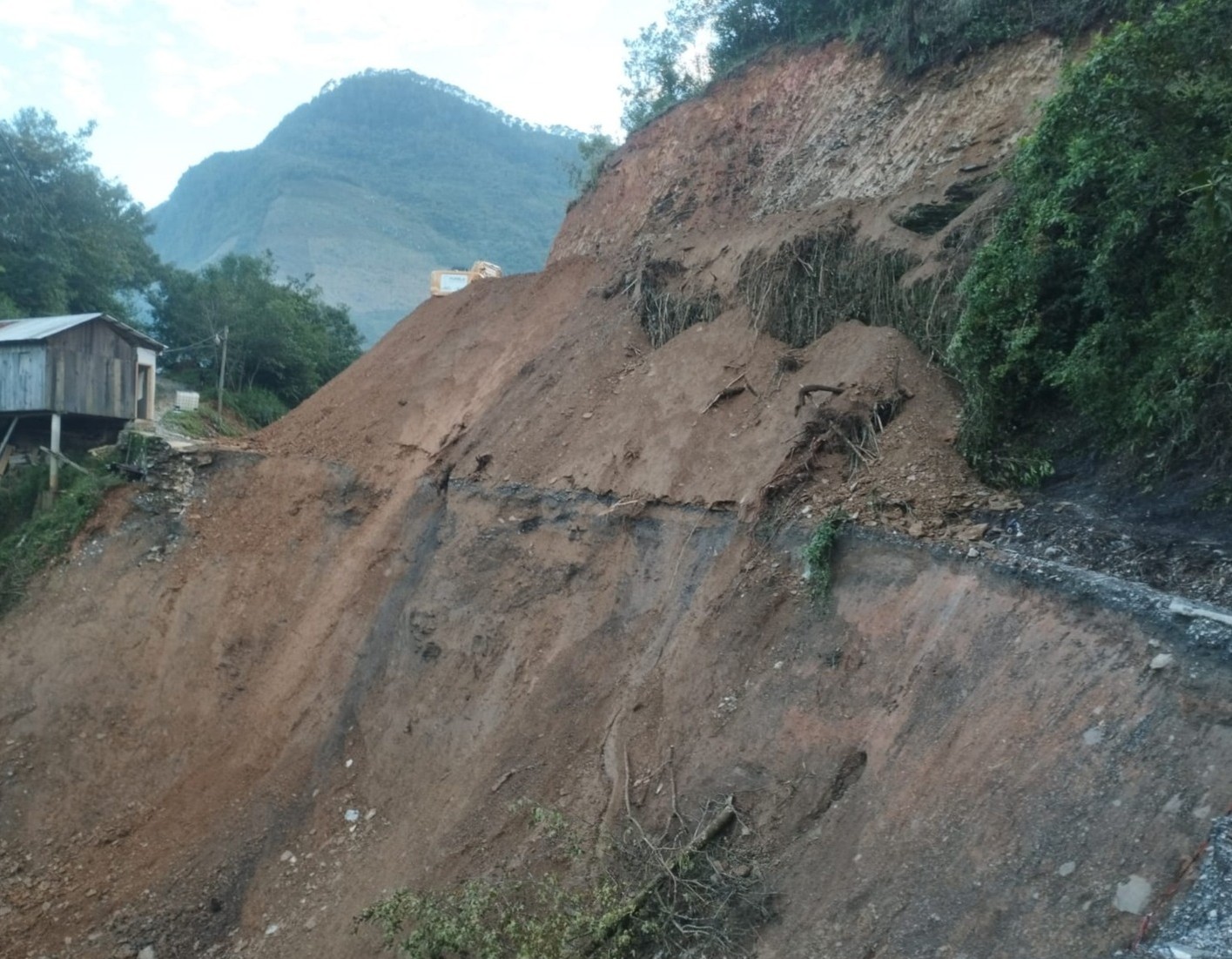 Cierran totalmente paso del tramo carretero El Mirador en Eloxochitlán colapsado por lluvias   