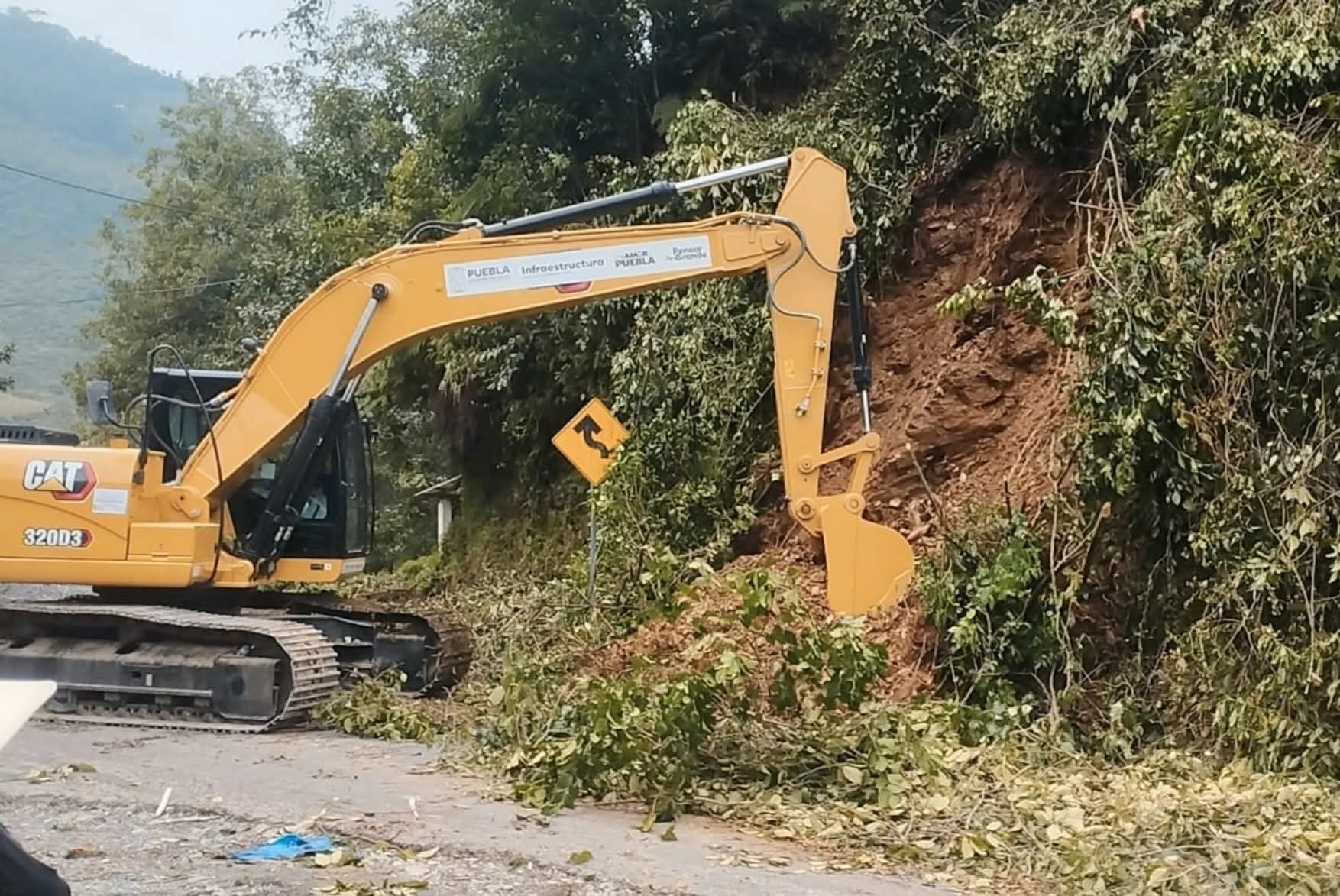 Se trabaja en habilitación de camino cortando cerro en Eloxochitlán tras derrumbe 