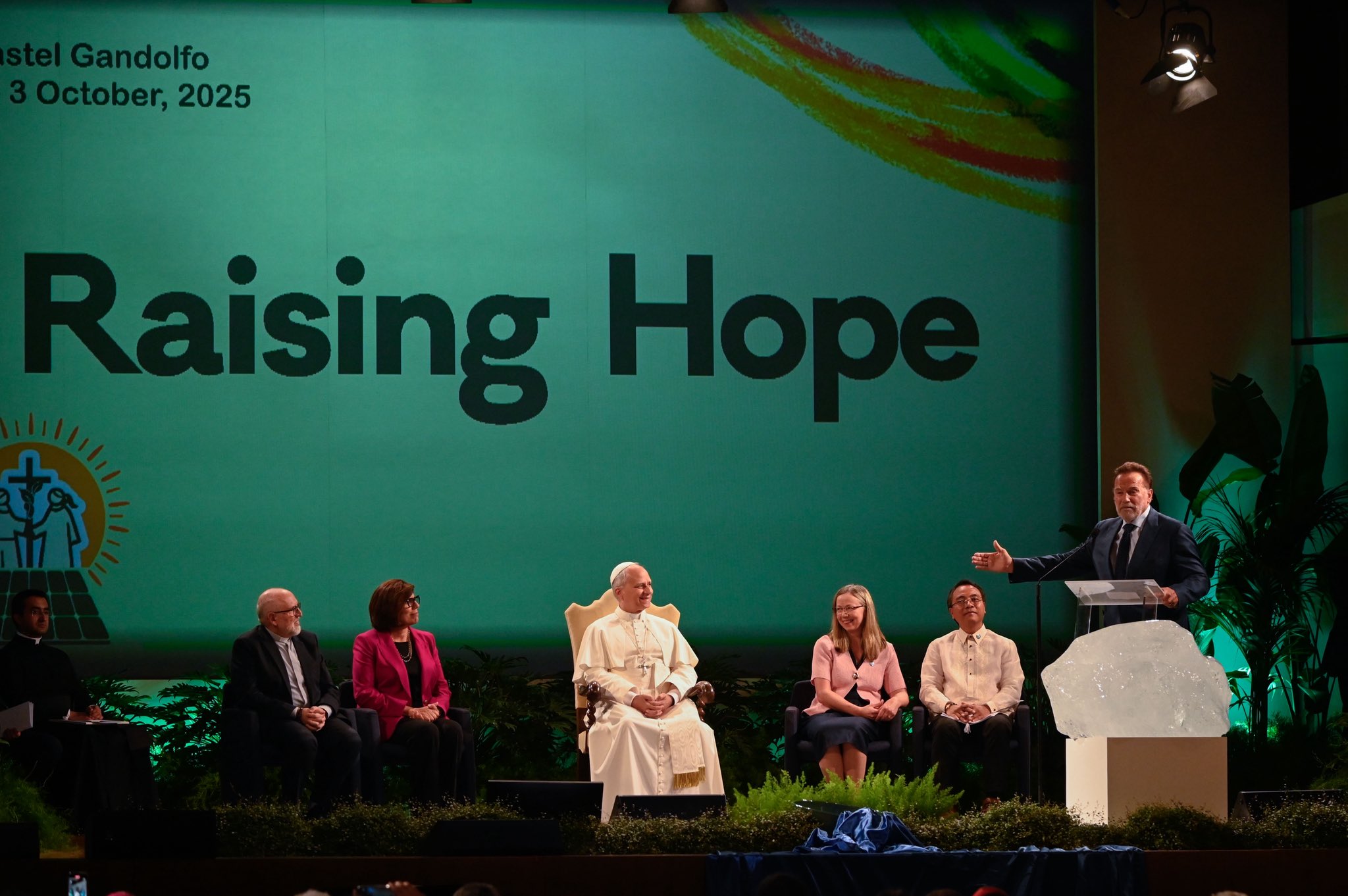 Schwarzenegger llama Héroe ambientalista al Papa León durante foro del Vaticano