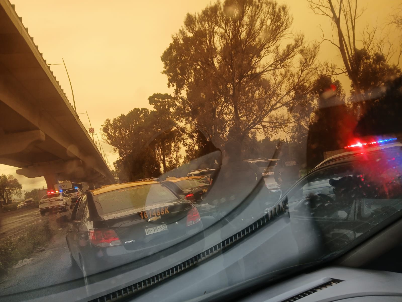 Roban tienda OXXO en San Aparicio, la persecución llega a la México-Puebla