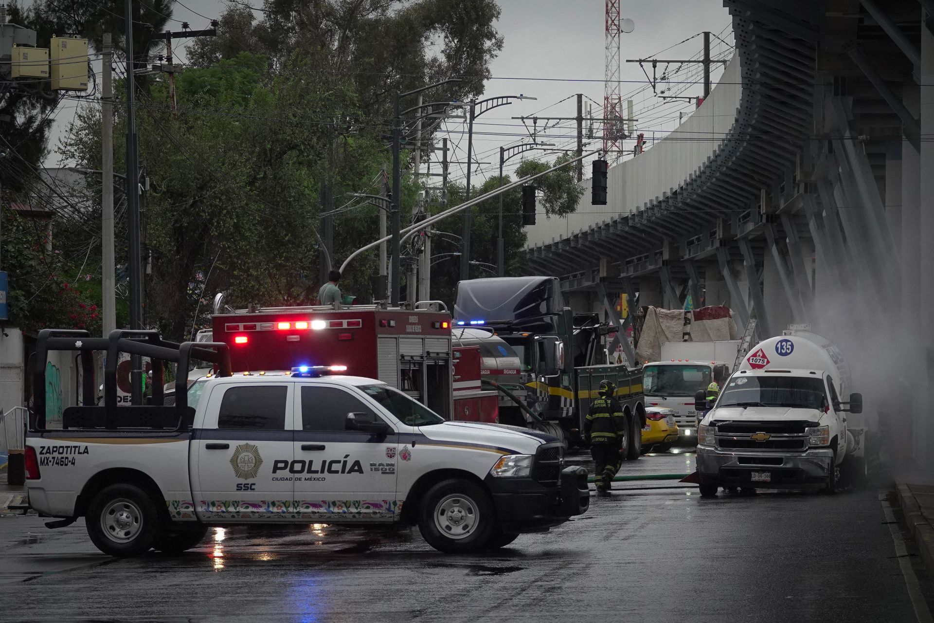 Una fuga de Gas LP en una pipa provocó alarma en avenida Tláhuac