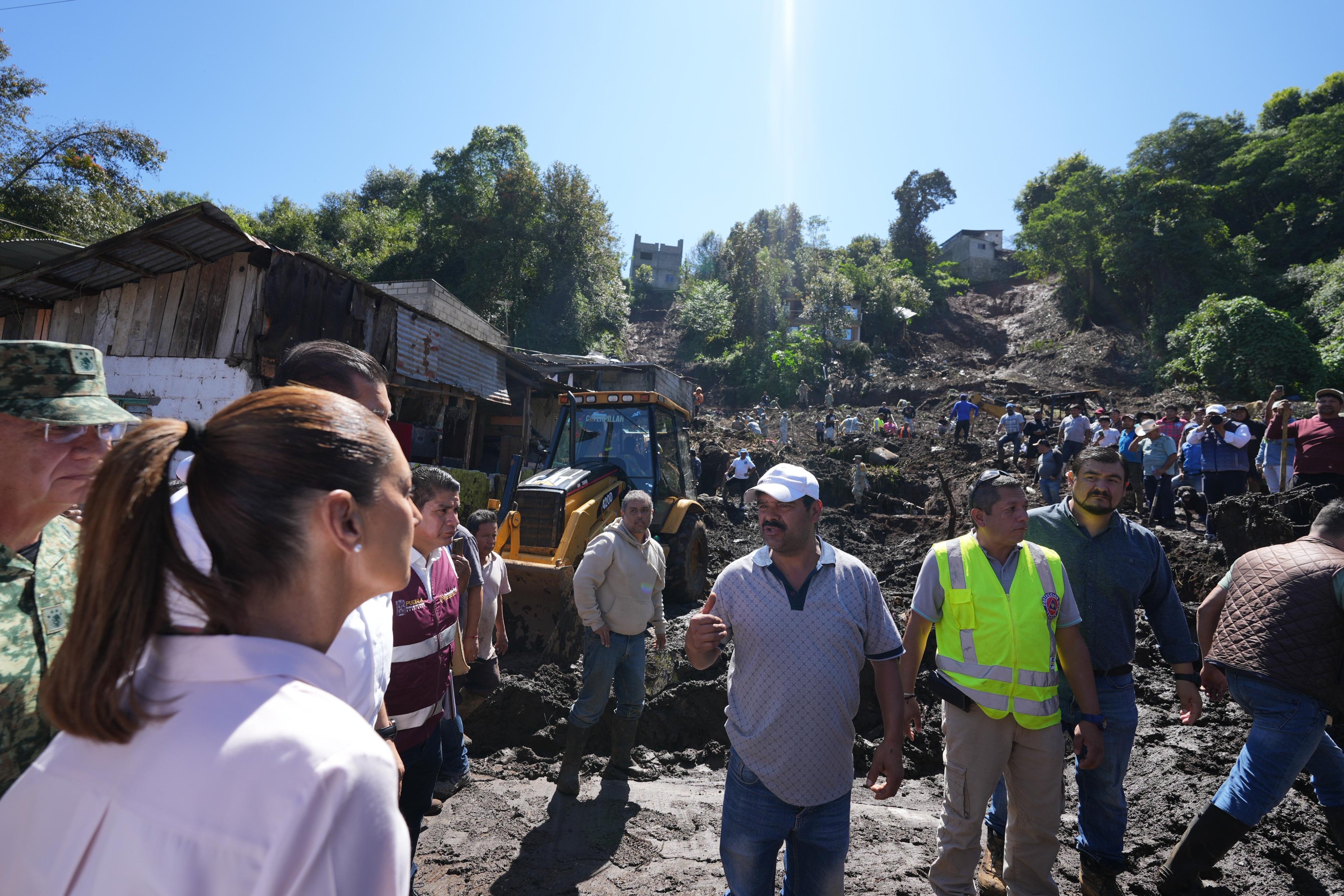 Van 12 muertos por lluvias en la Sierra Norte; Sheinbaum inicia censo 