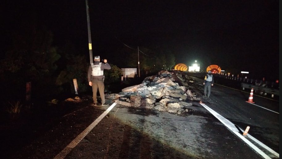 Continúa cierre total por agrietamiento en la carretera Tulancingo–Tihuatlán