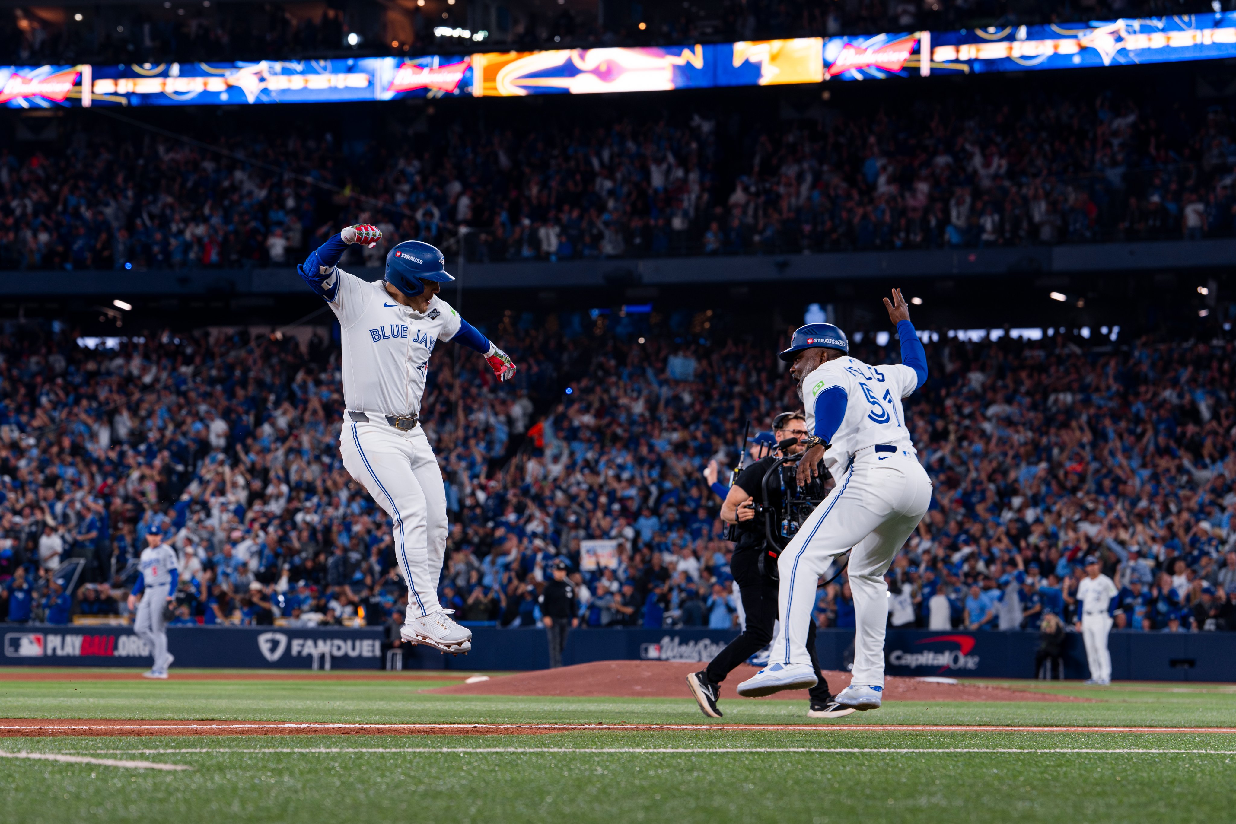 Toronto pega primero y se pone 1-0 en la Serie Mundial sobre los Dodgers