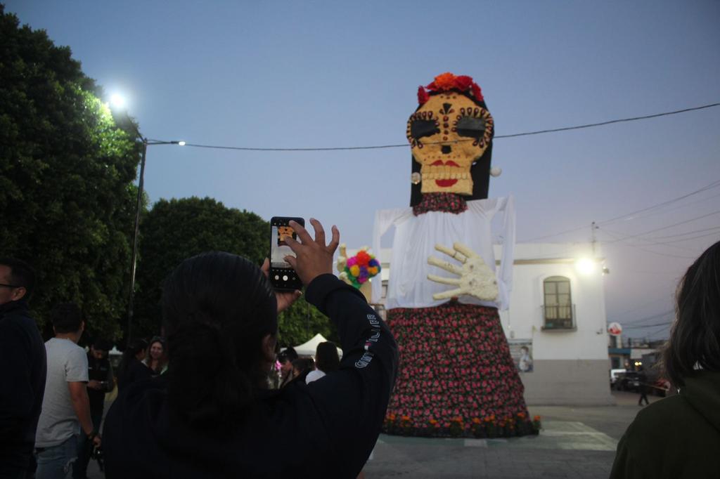 Tapete y Catrina monumental embellecen el Día de Muertos en Amozoc 