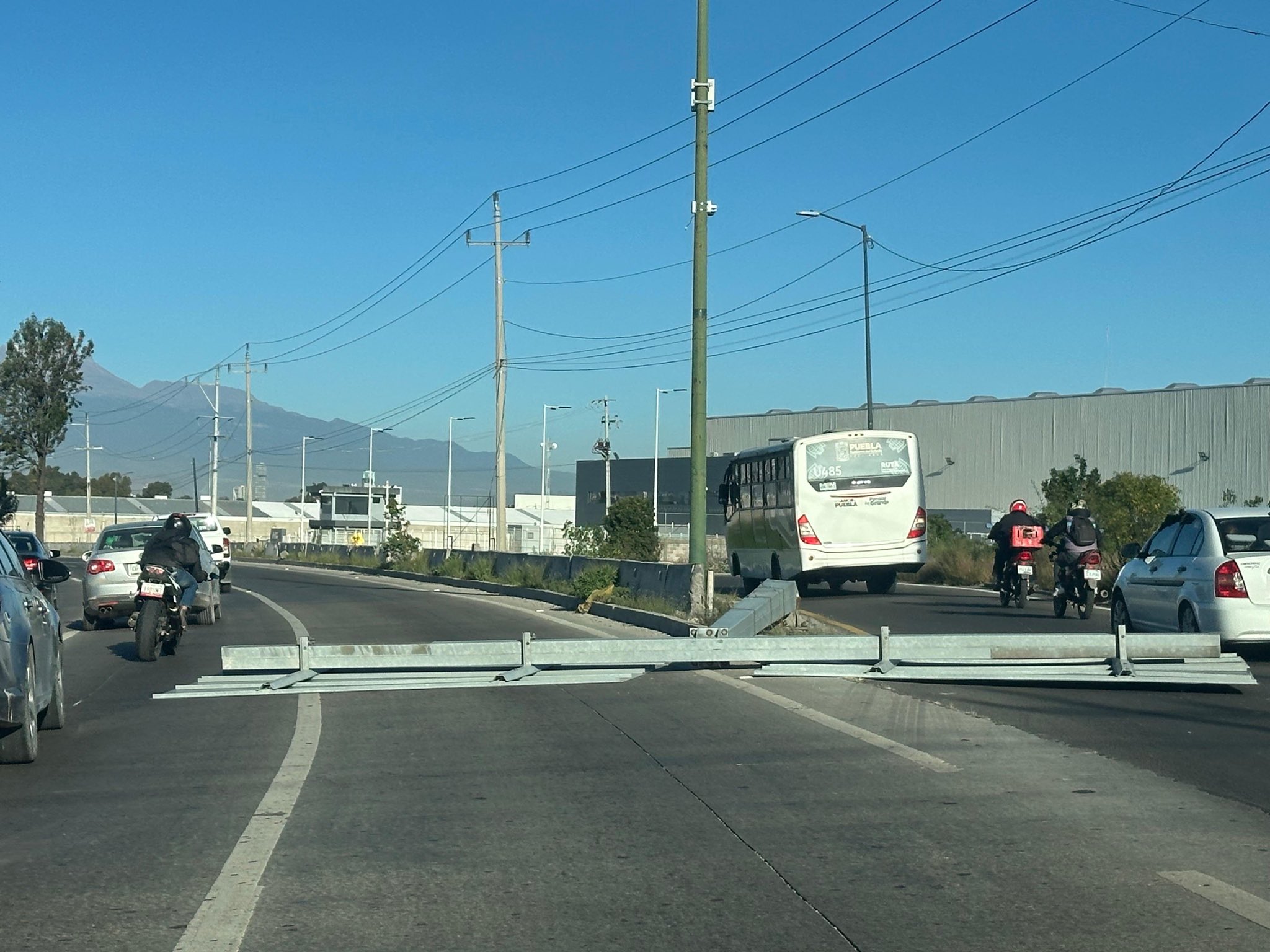 Rachas de viento deja caída de árboles, ramas y espectaculares en Puebla