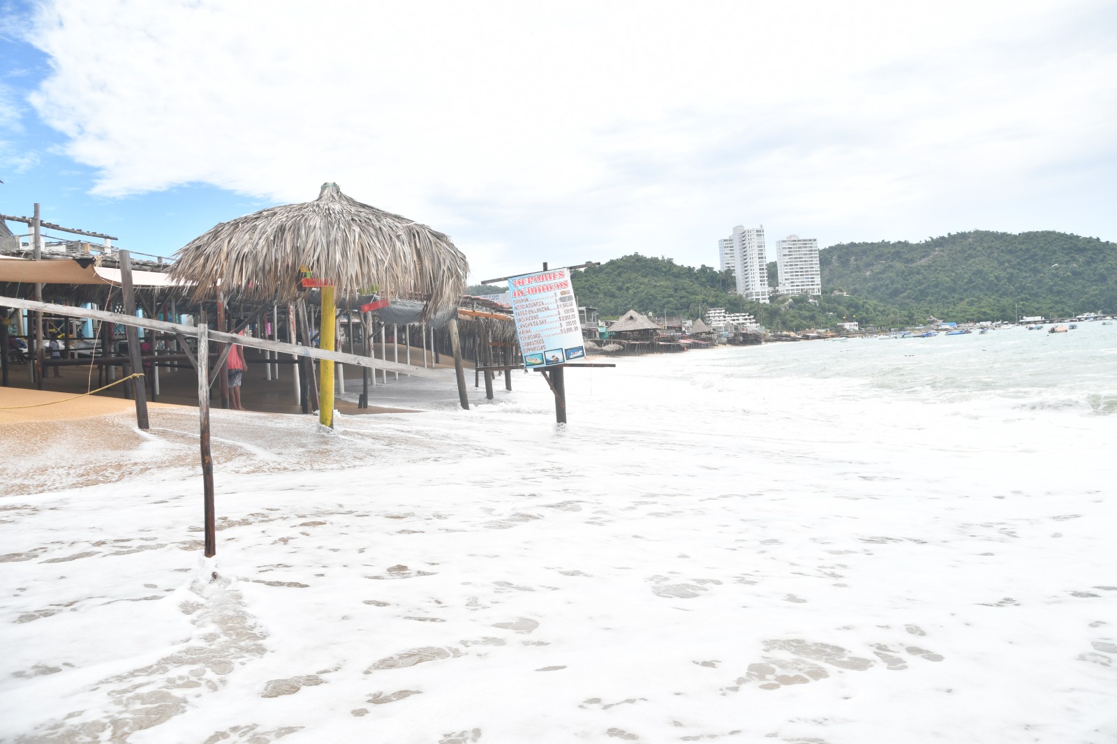 Afecta alto oleaje a prestadores de servicios turísticos en Puerto Marqués