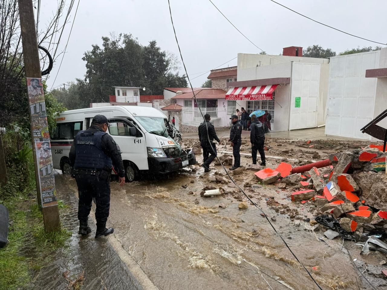   ⁠Lluvias provocan colapso de barda del panteón en Xiutetelco; dos heridos