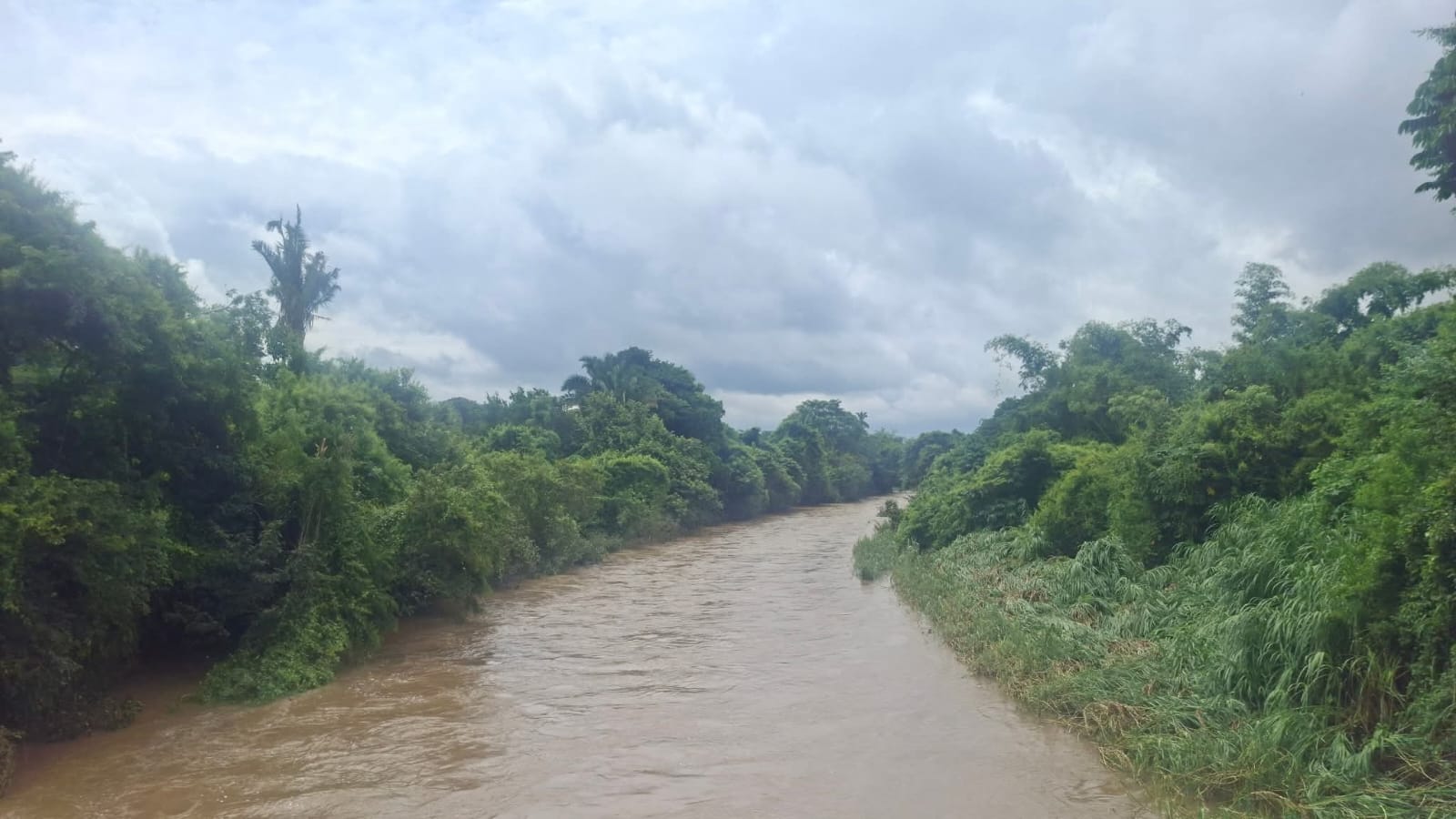 Tormenta tropical “Jerry” provoca deslaves e inundaciones en la Sierra Nororiental de Puebla