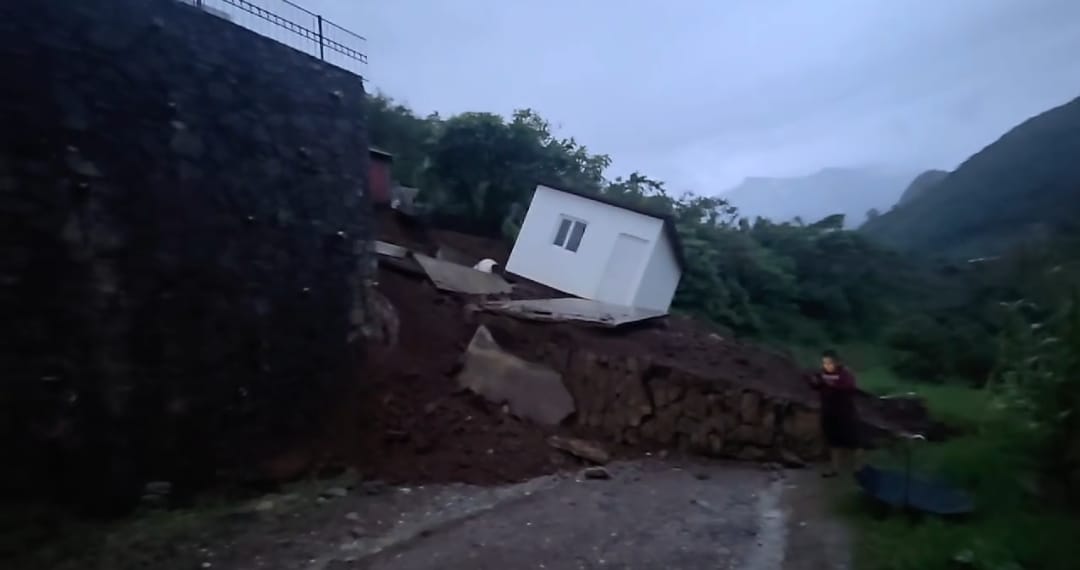 Por lluvias se desploma barda sobre camioneta en la Sierra Negra; ocupantes lograron salir ilesos