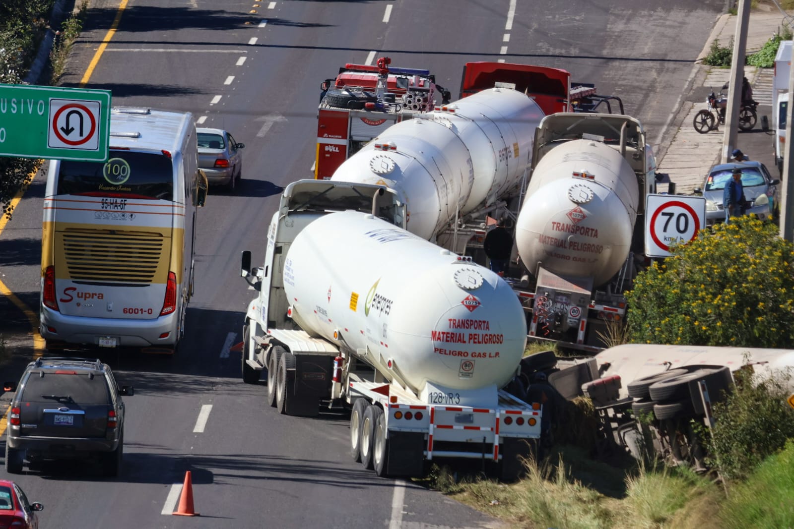 Realizan maniobras en la Autopista Apizaco-Tlaxcala tras volcadura de pipa de gas