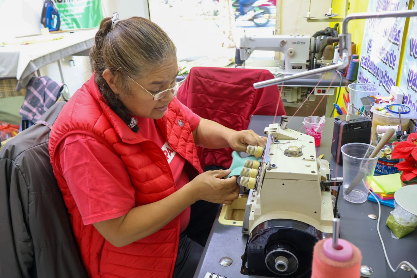 Laura Flores celebra dos años dedicada a la costura, oficio que aprendió desde pequeña