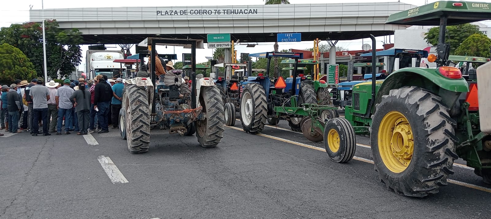 Campesinos de Tepanco y Tlacotepec bloquean la caseta de peaje de Tehuacán
