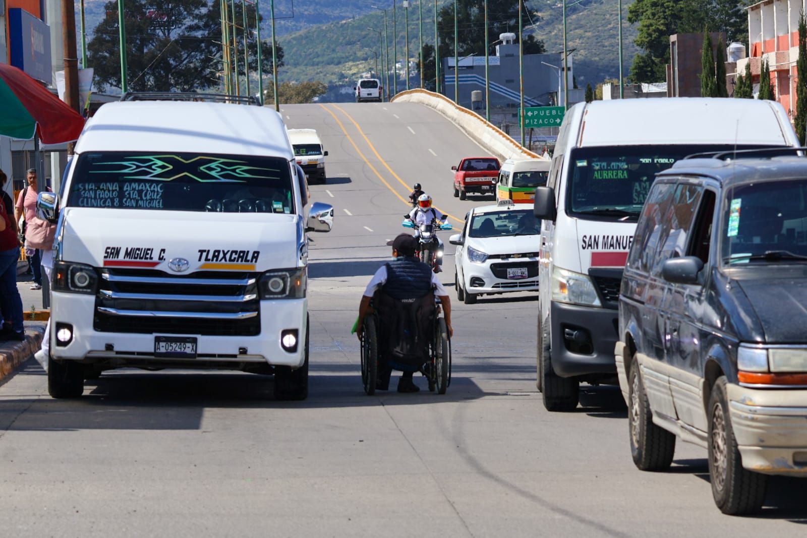 Tlaxcala: Arriesgando la vida entre el tráfico busca el sustento diario