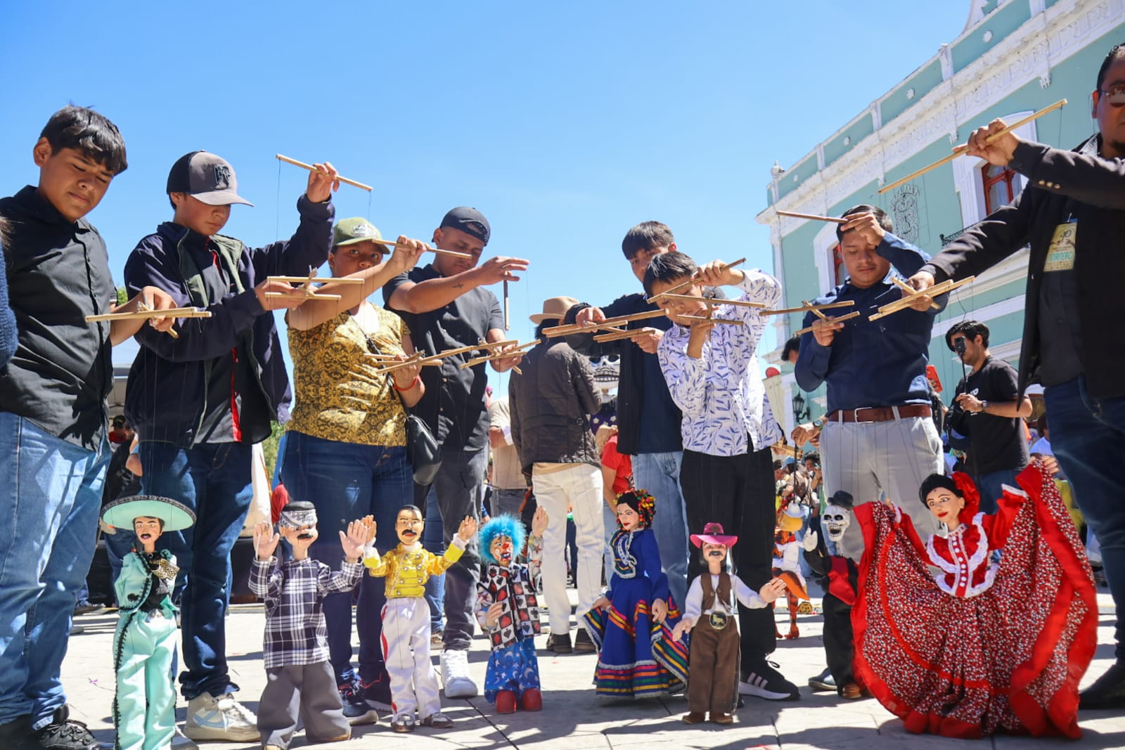 Desfile Internacional de Títeres llena de color y tradición las calles de Huamantla