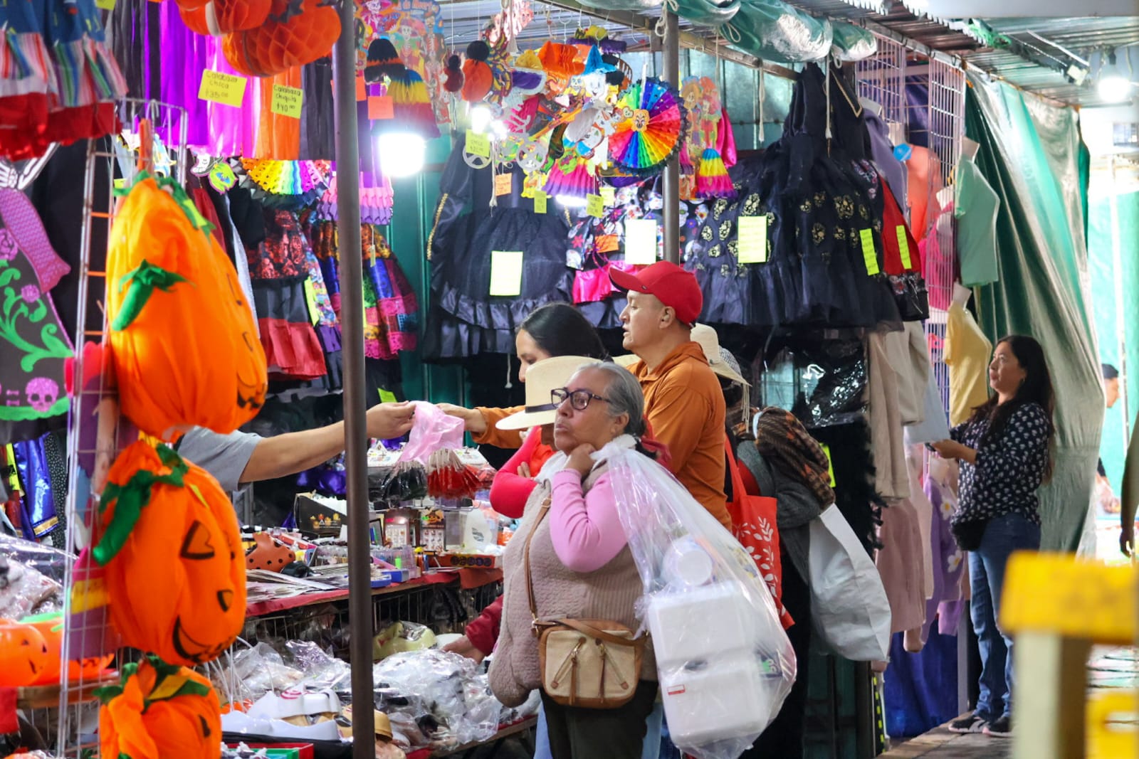 Comerciantes se alistan para el Día de Muertos en Tlaxcala